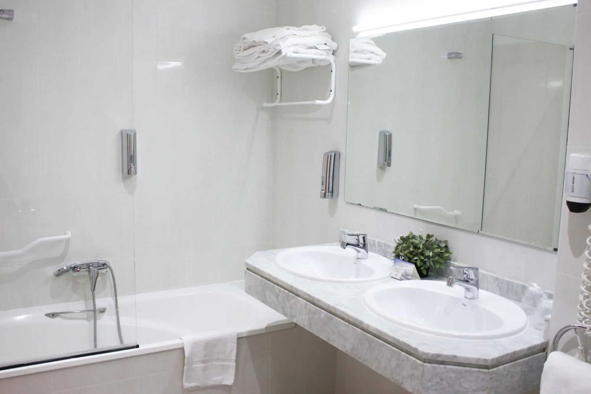 Bath in Hotel Castilla Torrijos