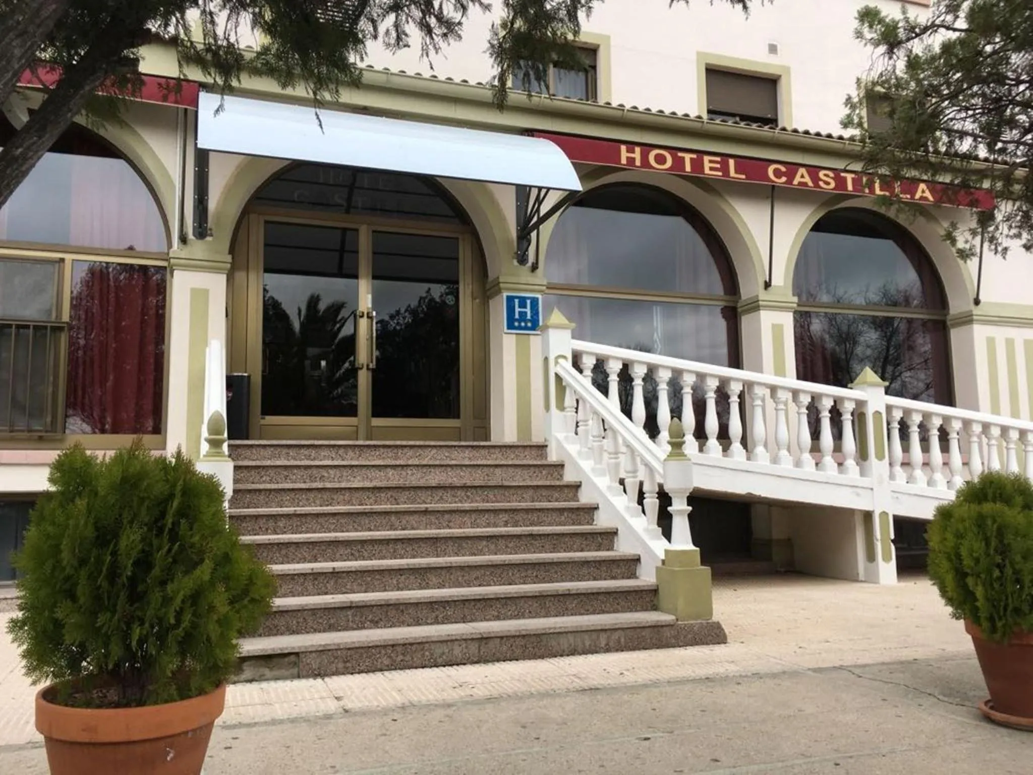 Facade/entrance in Hotel Castilla Torrijos