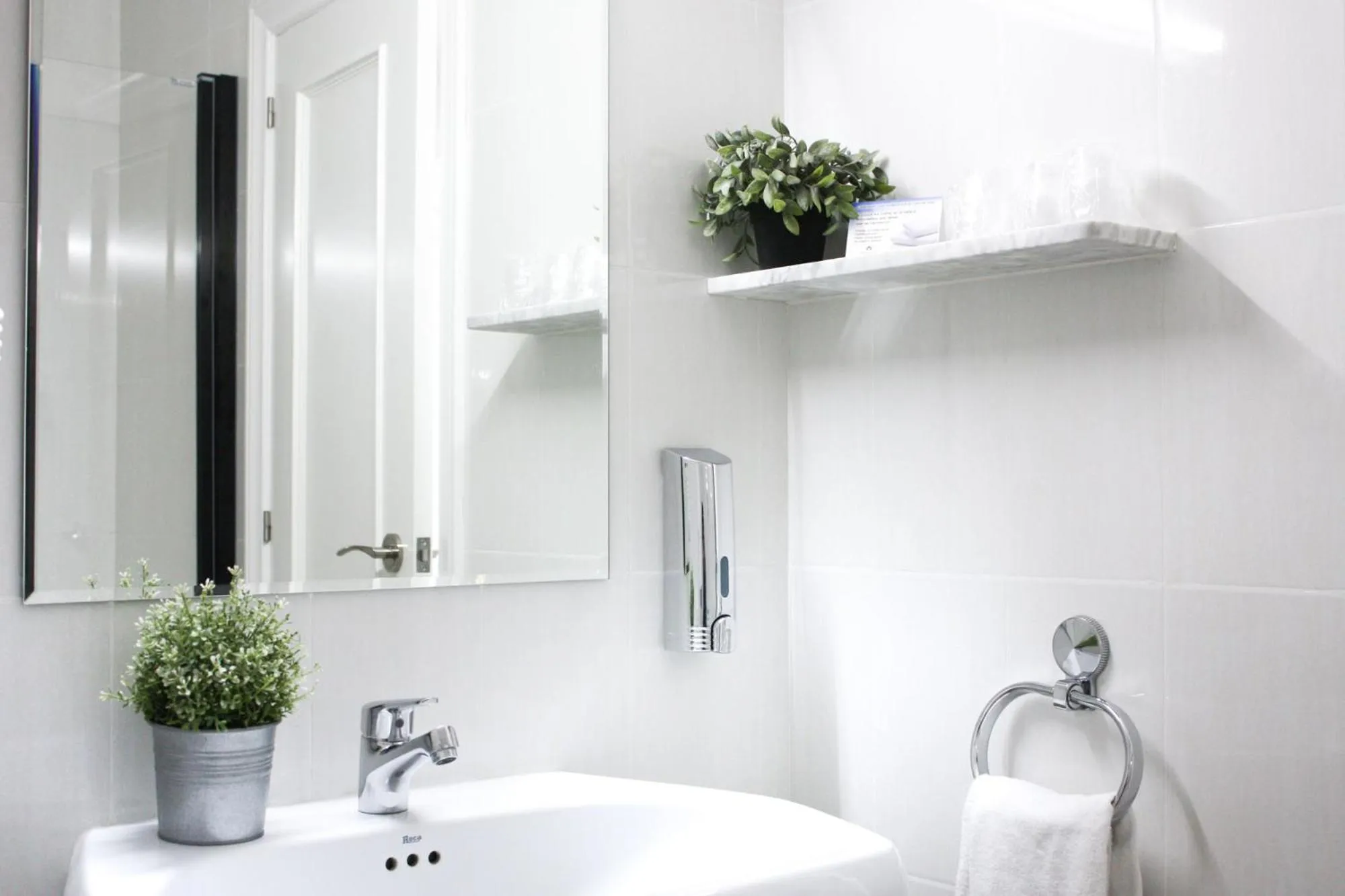 Bathroom in Hotel Castilla Torrijos