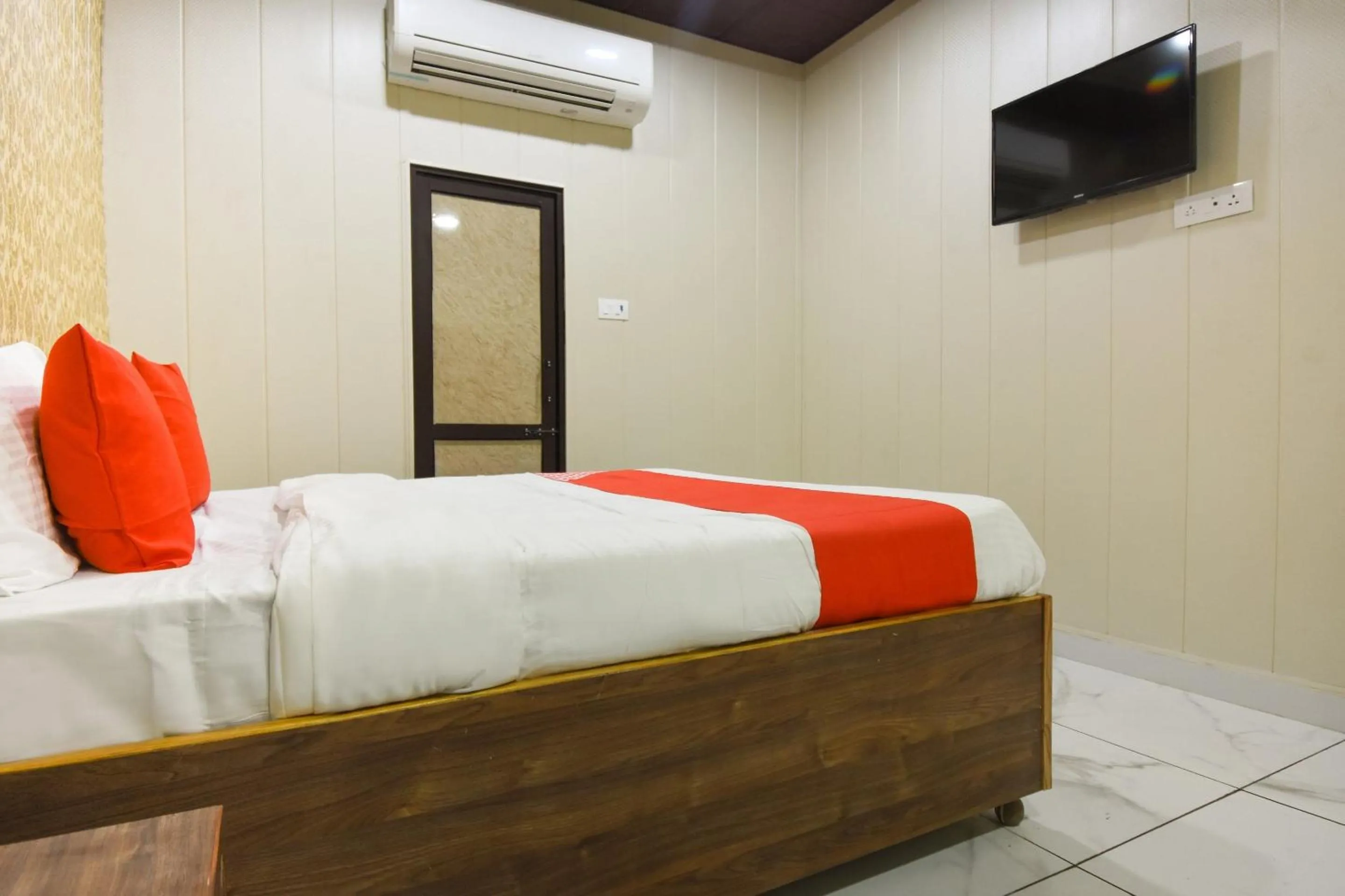 Bedroom, Bed in Hotel O New Delhi