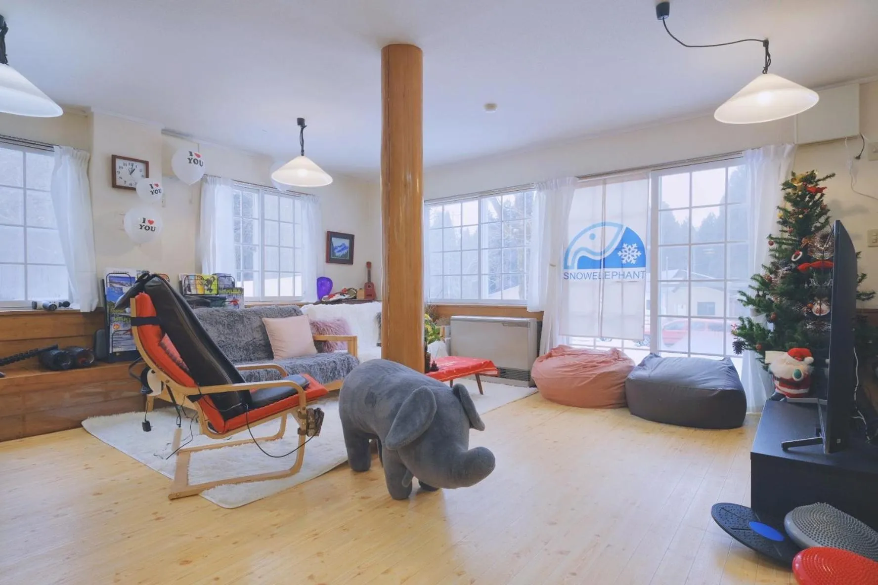 Communal lounge/ TV room in Snow Elephant