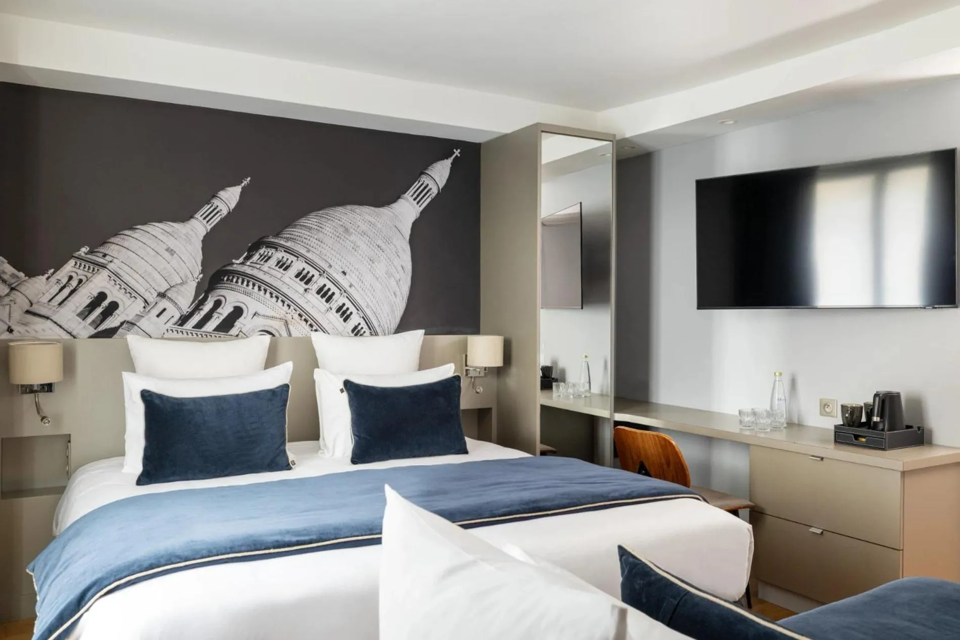 Bed in Midnight Hôtel Paris