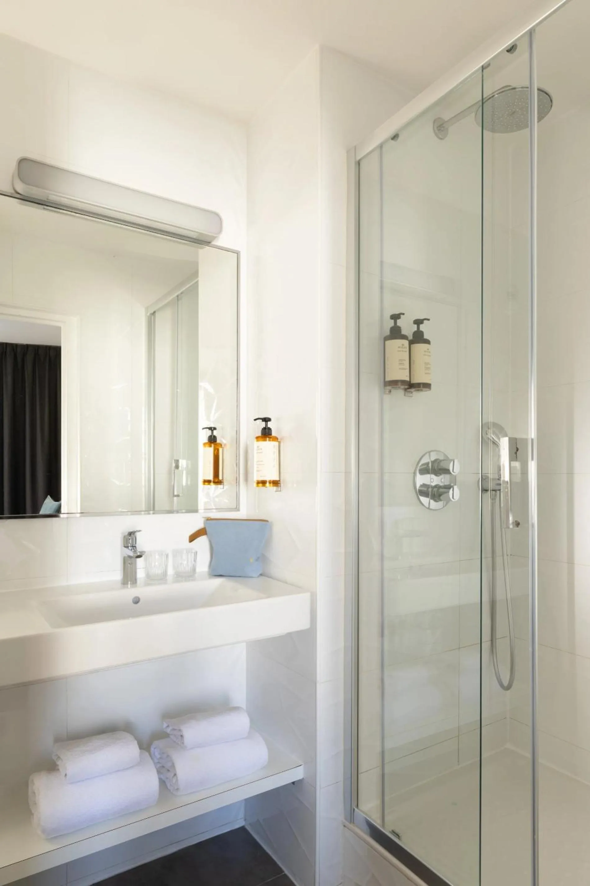 Shower in Midnight Hôtel Paris