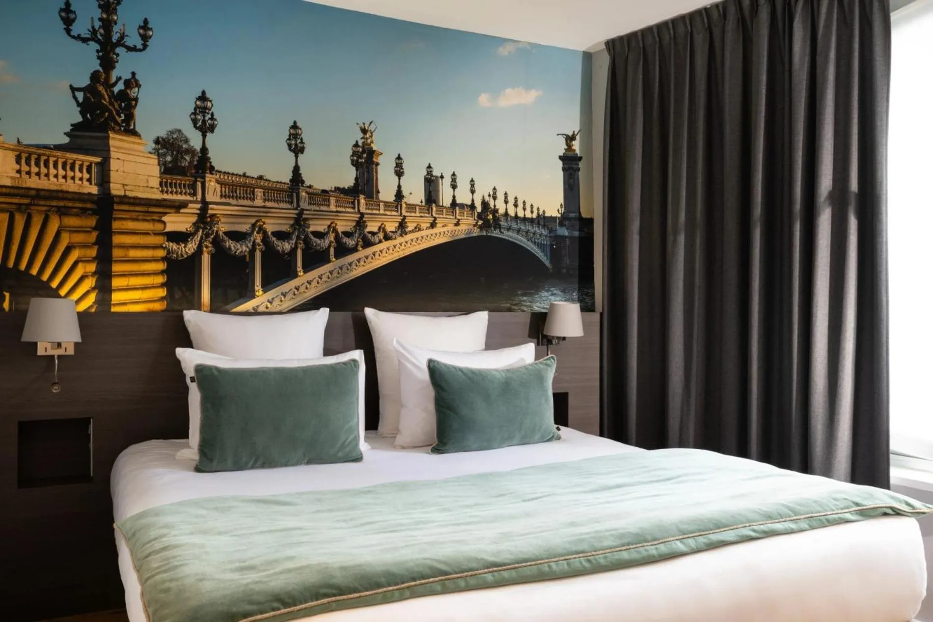 Bed in Midnight Hôtel Paris