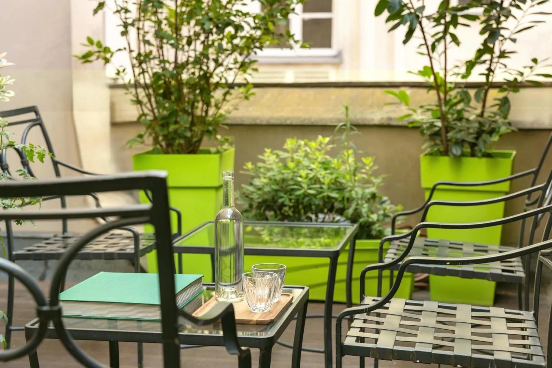 Patio in Midnight Hôtel Paris