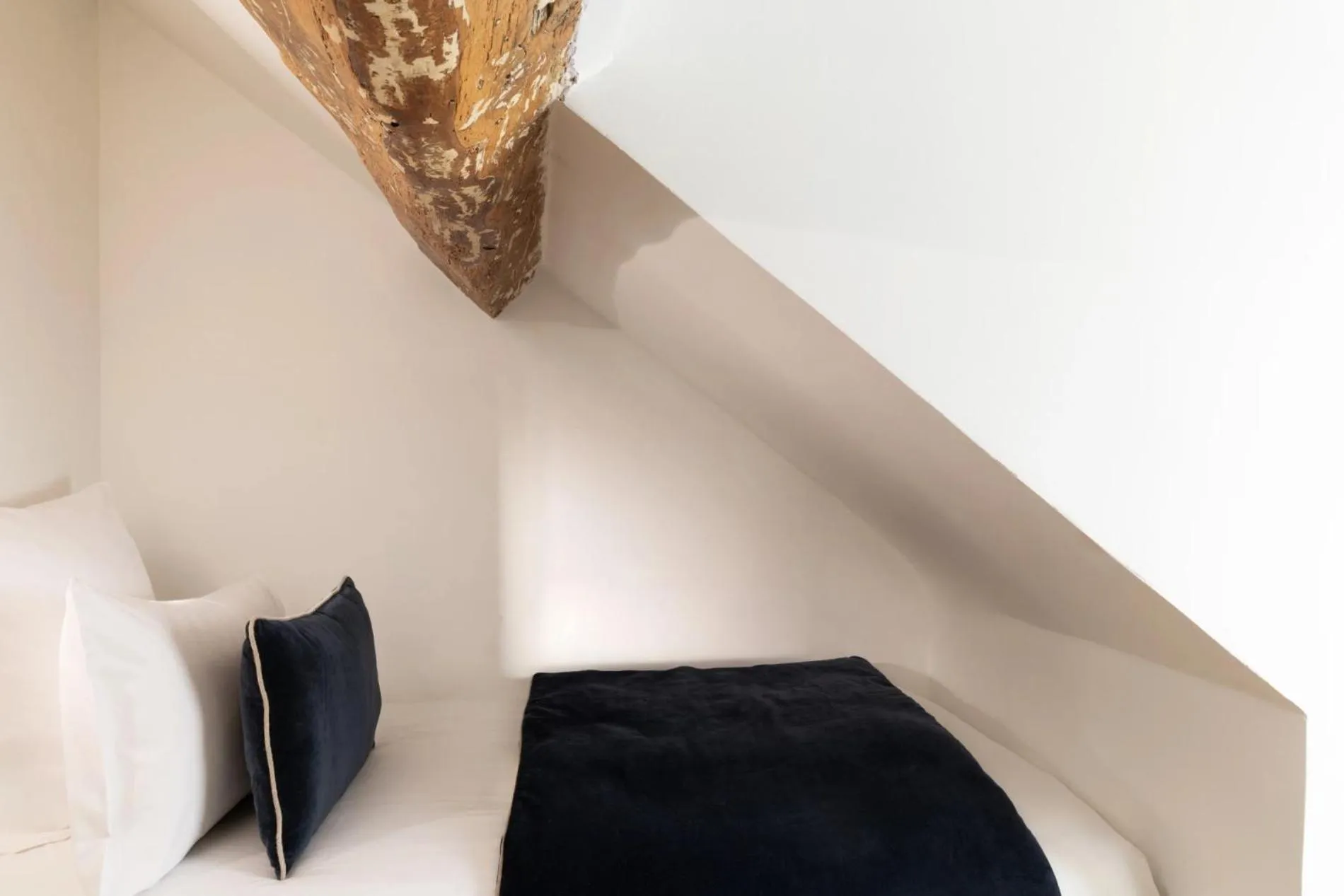 Bed in Midnight Hôtel Paris