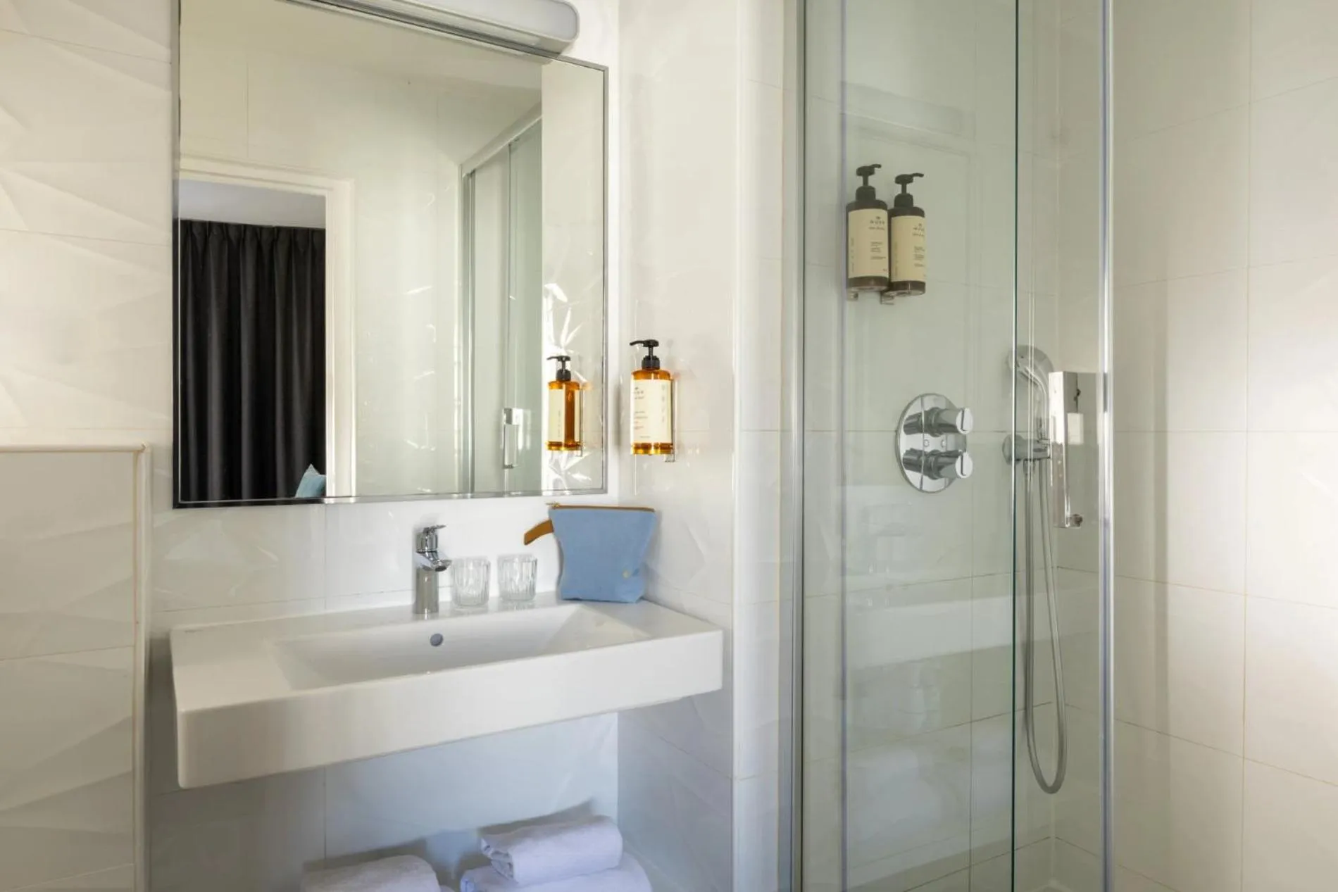 Shower in Midnight Hôtel Paris