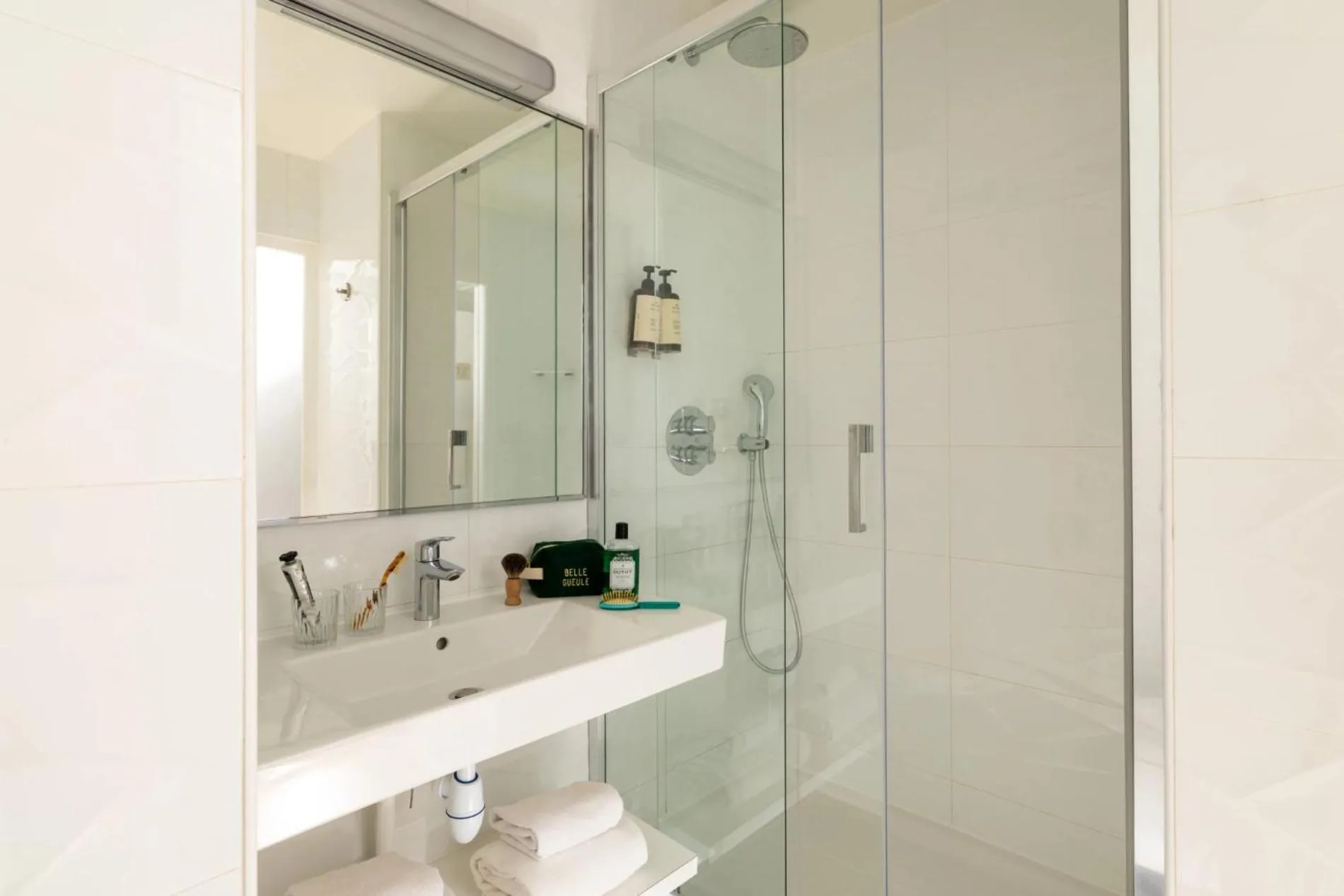 Bathroom in Midnight Hôtel Paris