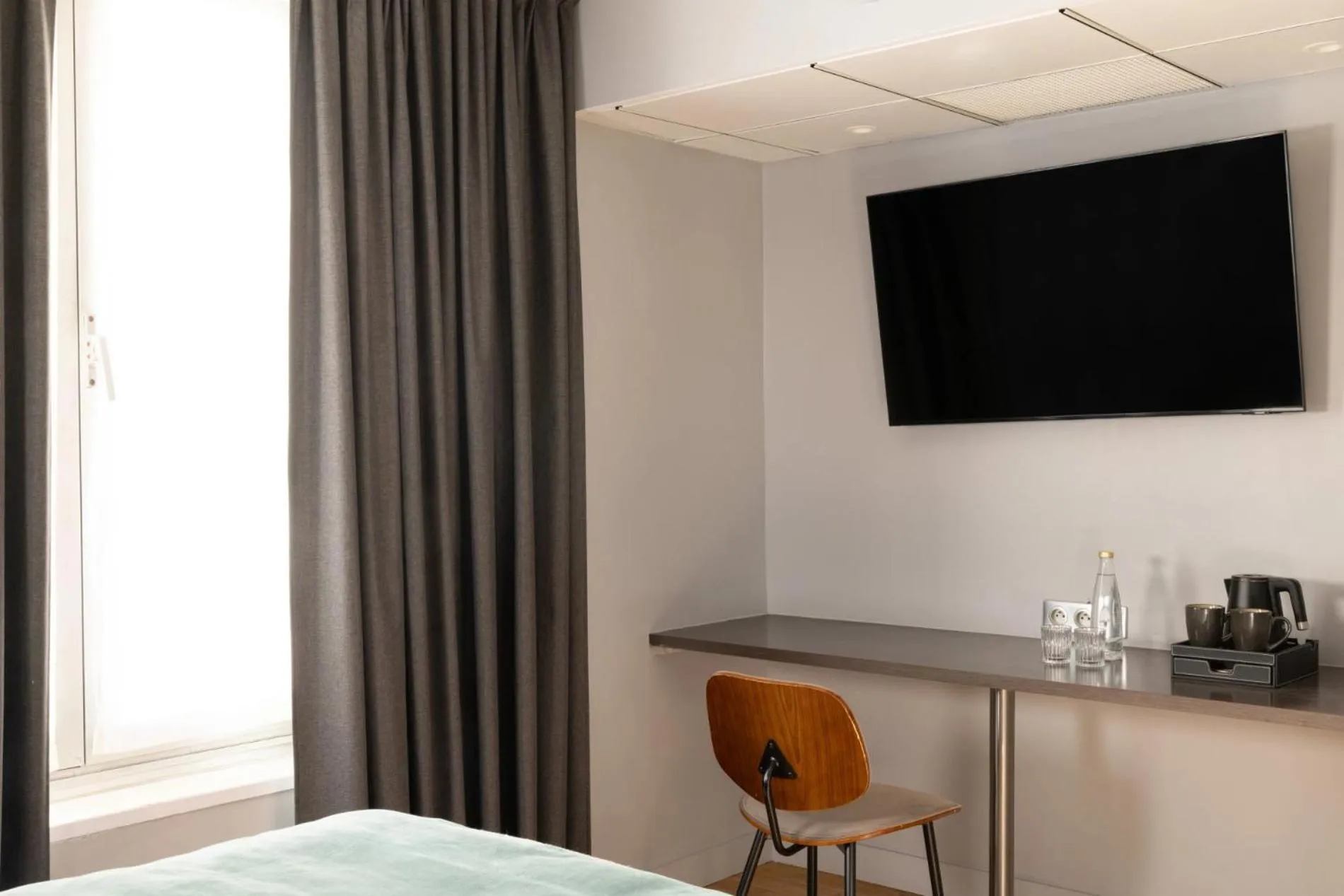 TV and multimedia, Bed in Midnight Hôtel Paris