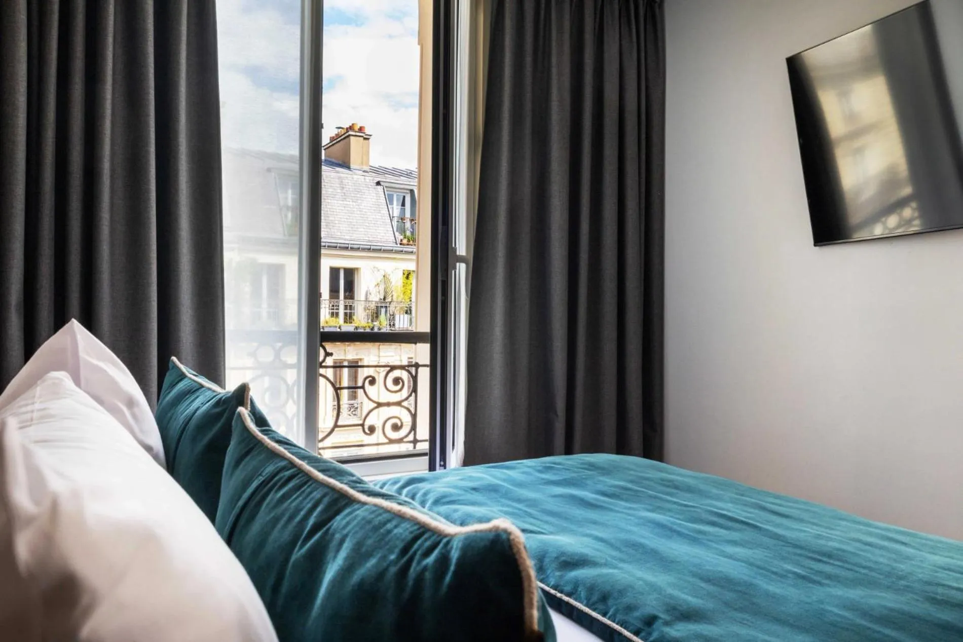 Bedroom, Bed in Midnight Hôtel Paris