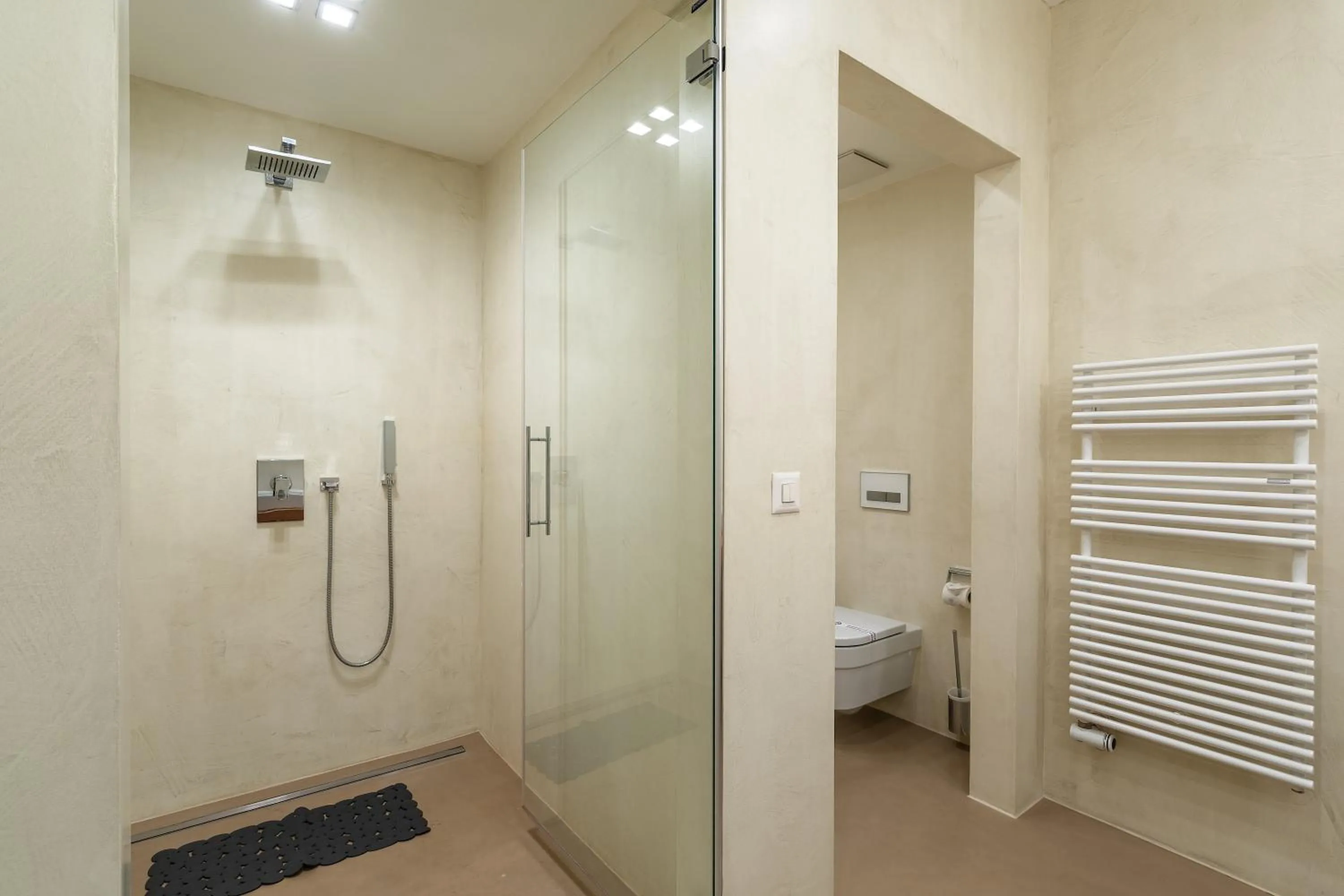 Shower in Tigli Apartment by Quokka 360 - bright lakeside flat