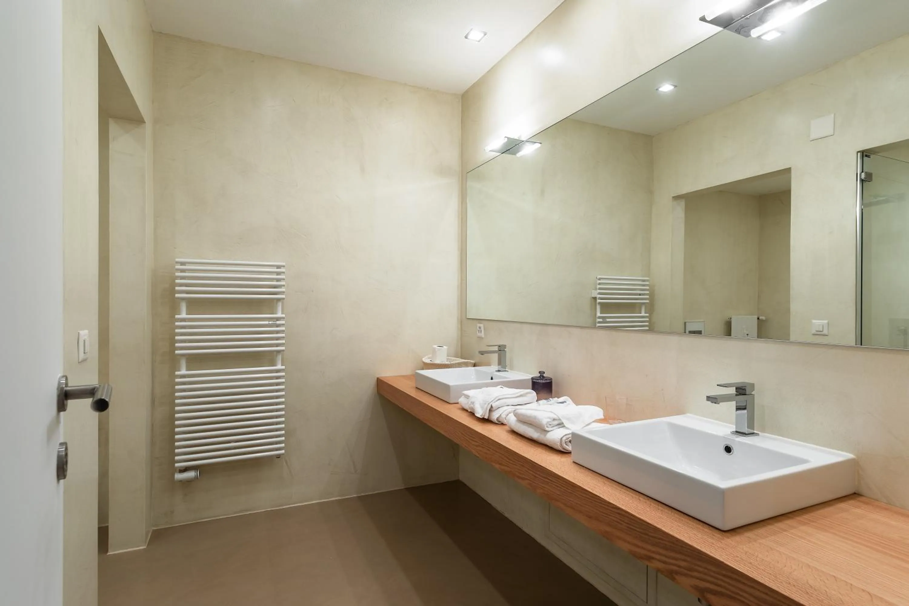 Bathroom in Tigli Apartment by Quokka 360 - bright lakeside flat