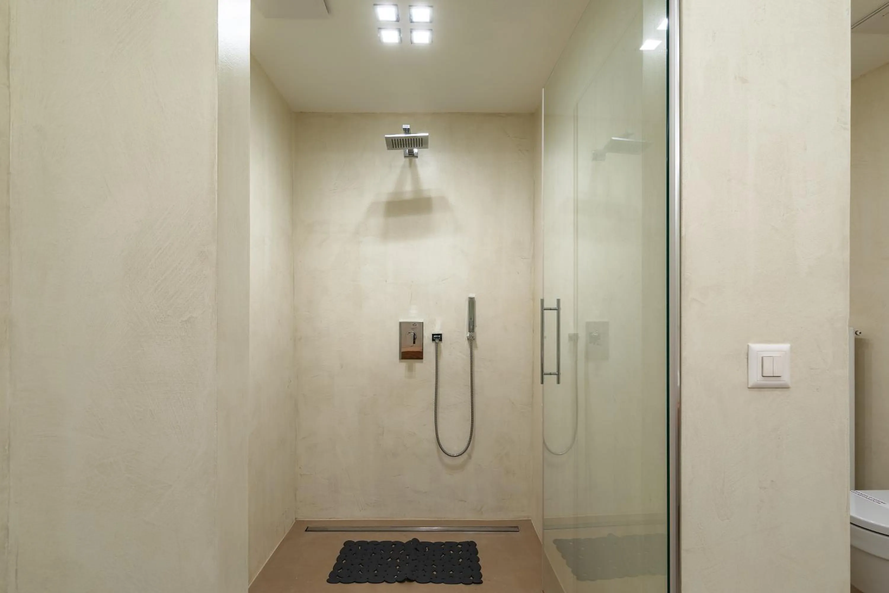 Shower in Tigli Apartment by Quokka 360 - bright lakeside flat
