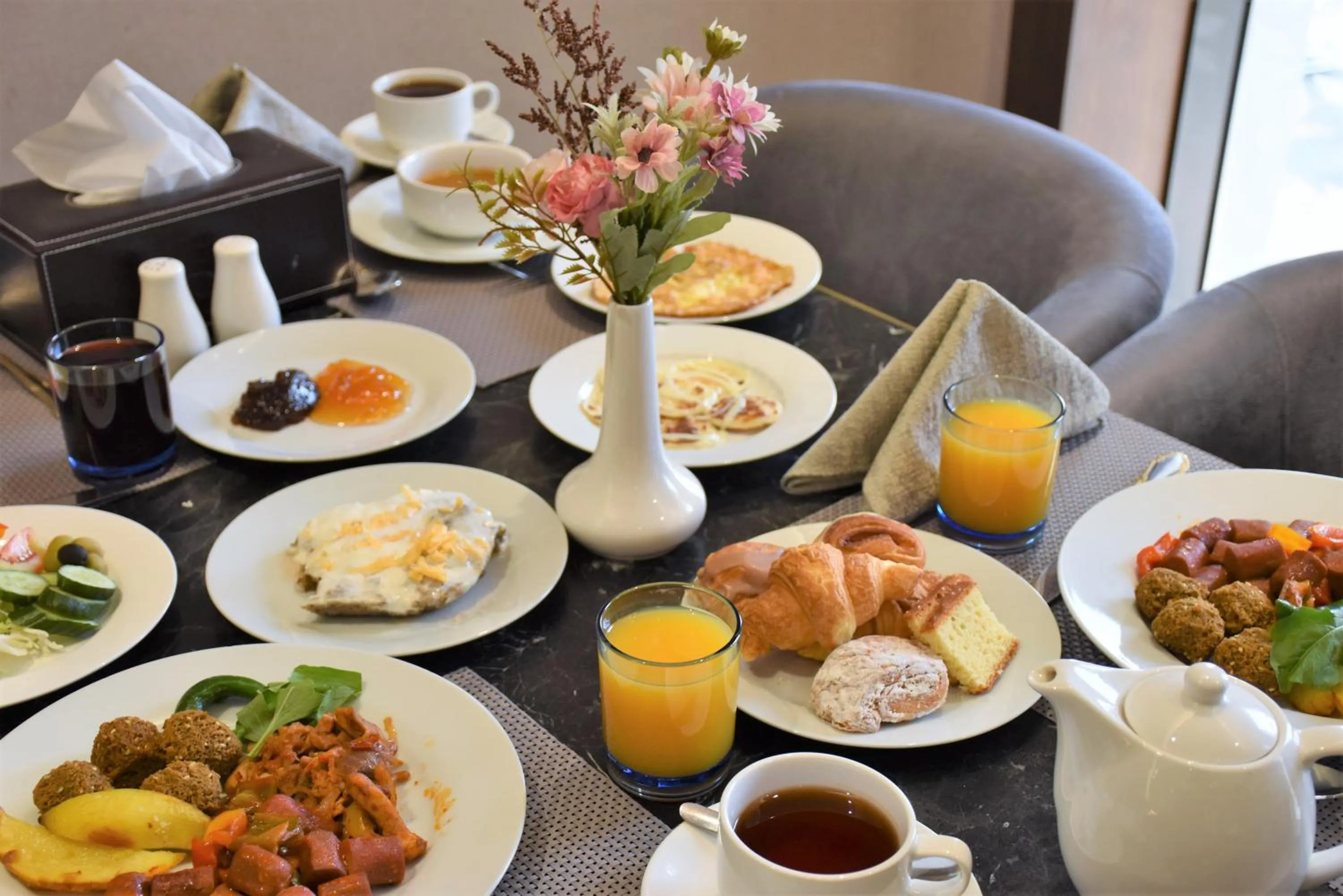 Restaurant/places to eat in Midan Hotel & Suites Al Aziziya