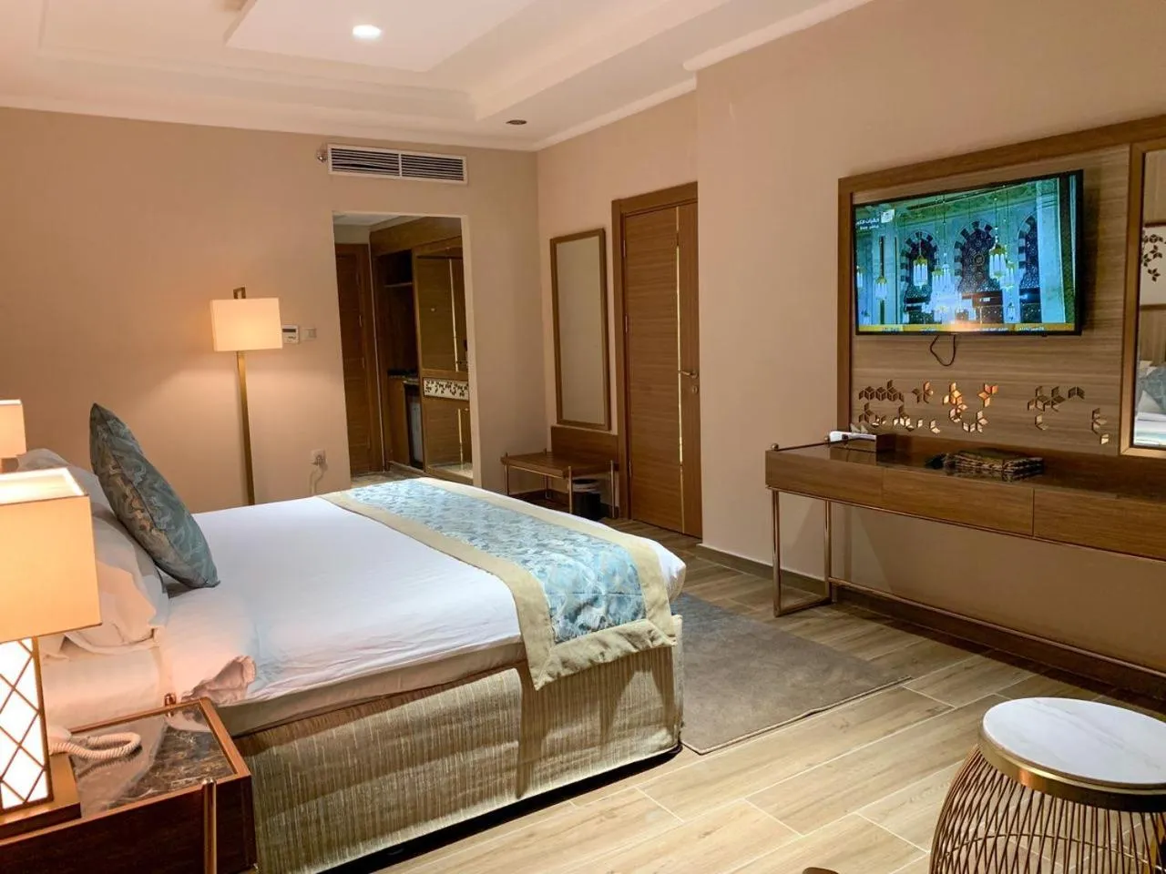 TV and multimedia, Bed in Midan Hotel & Suites Al Aziziya