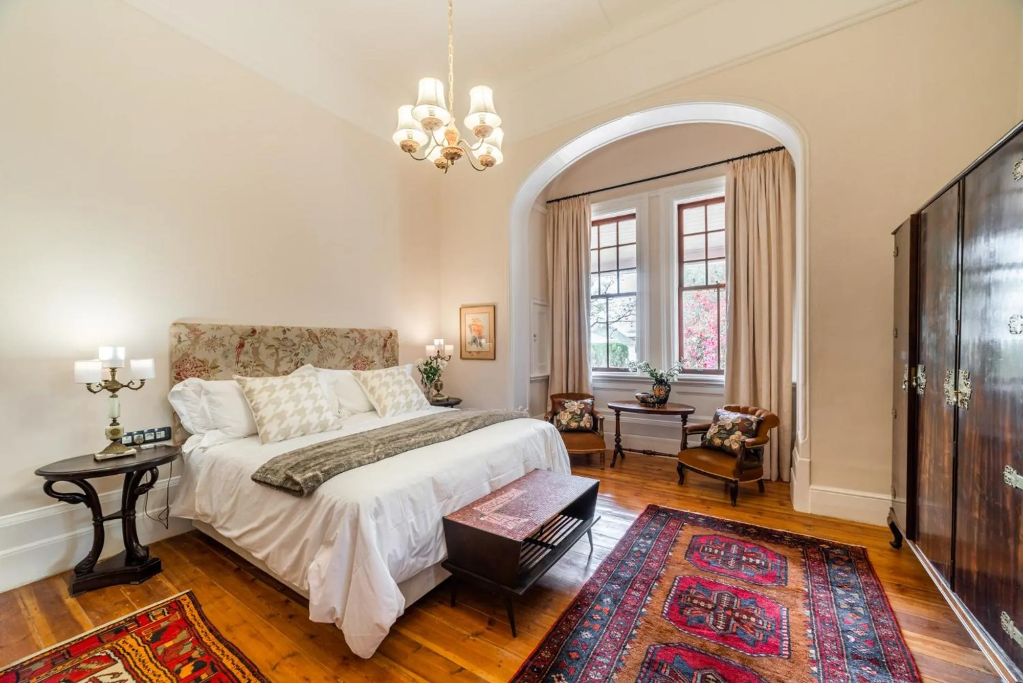 Photo of the whole room, Bed in Welgeluk Feather Palace