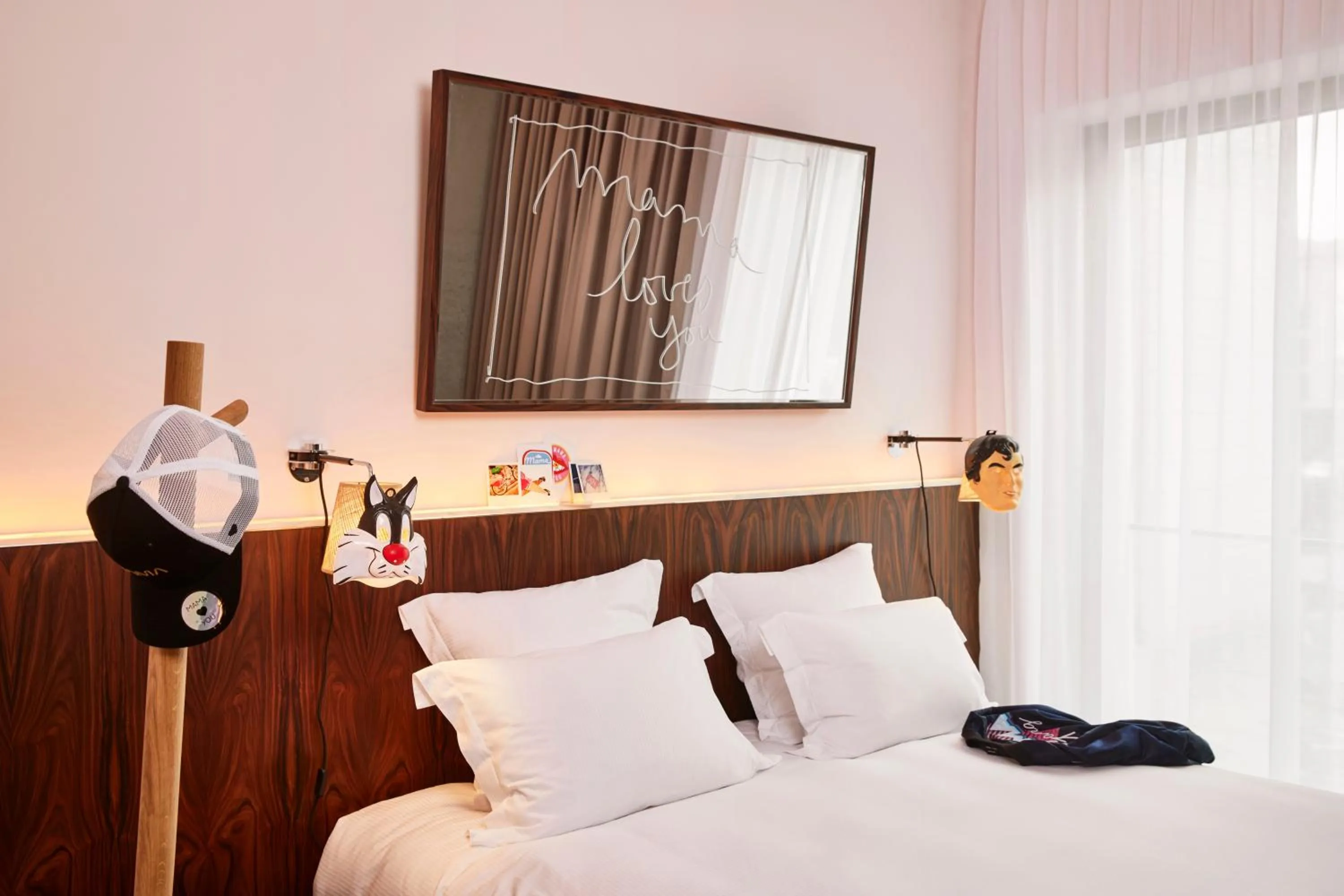 Bed in Mama Shelter Luxembourg