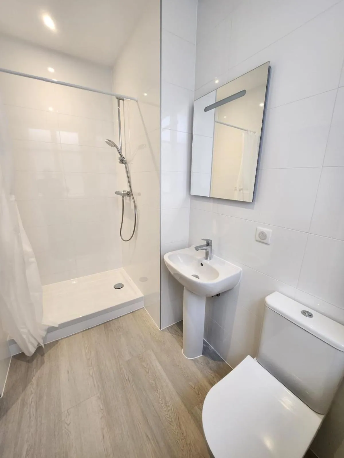 Shower in Hôtel Patricia - Strasbourg Hyper Centre