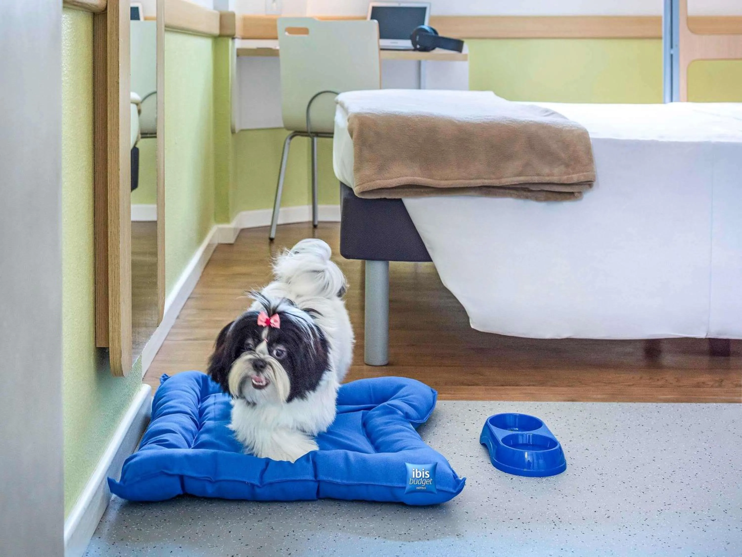 Bedroom, Bed in ibis budget Tours Nord