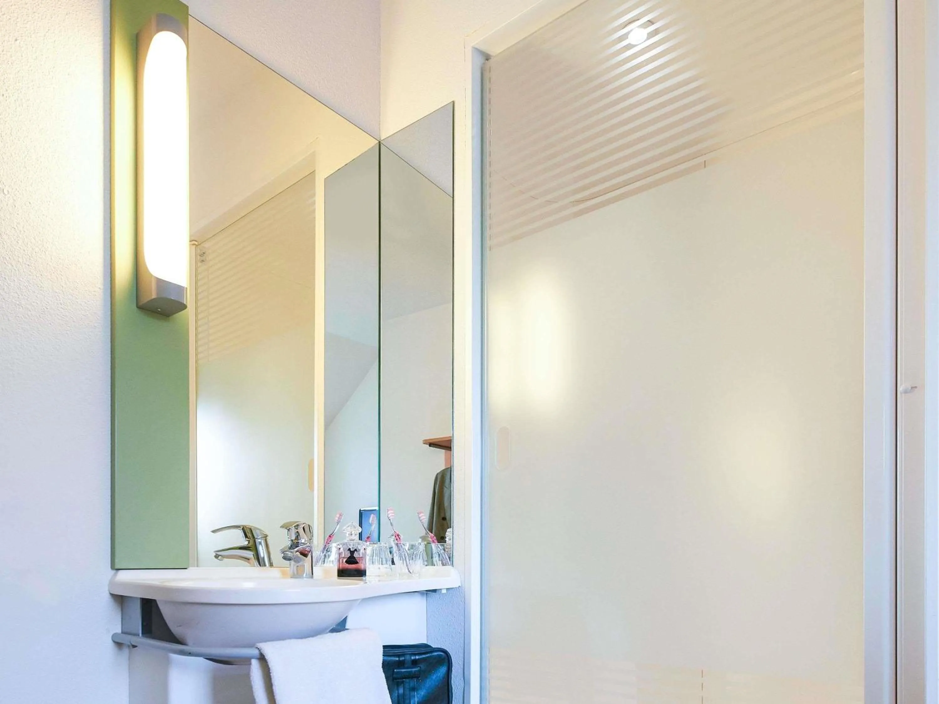 Bedroom in ibis budget Tours Nord