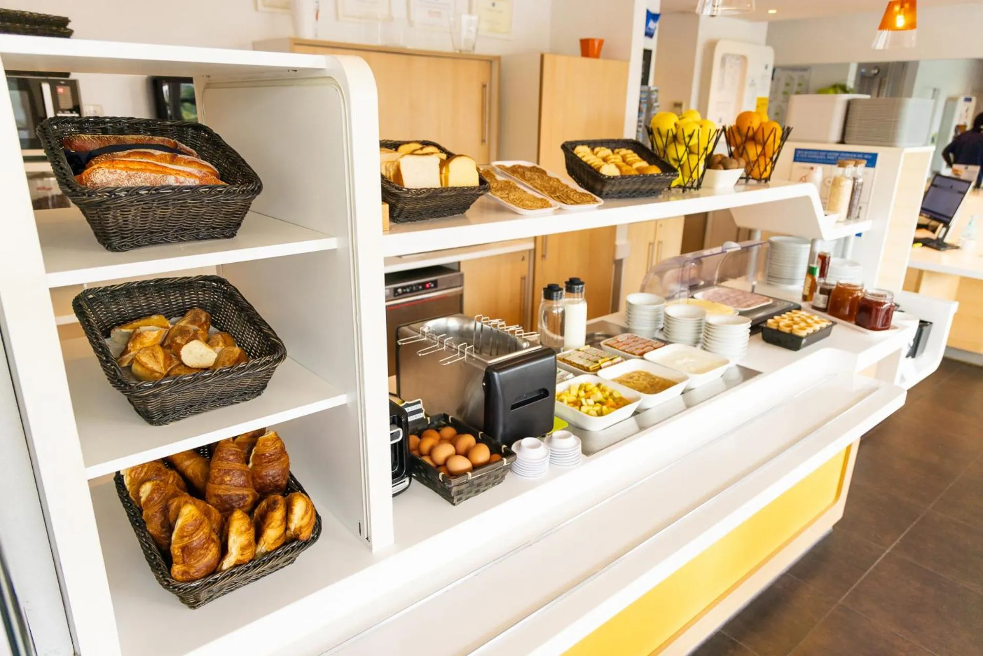 Food and drinks in ibis budget Tours Nord