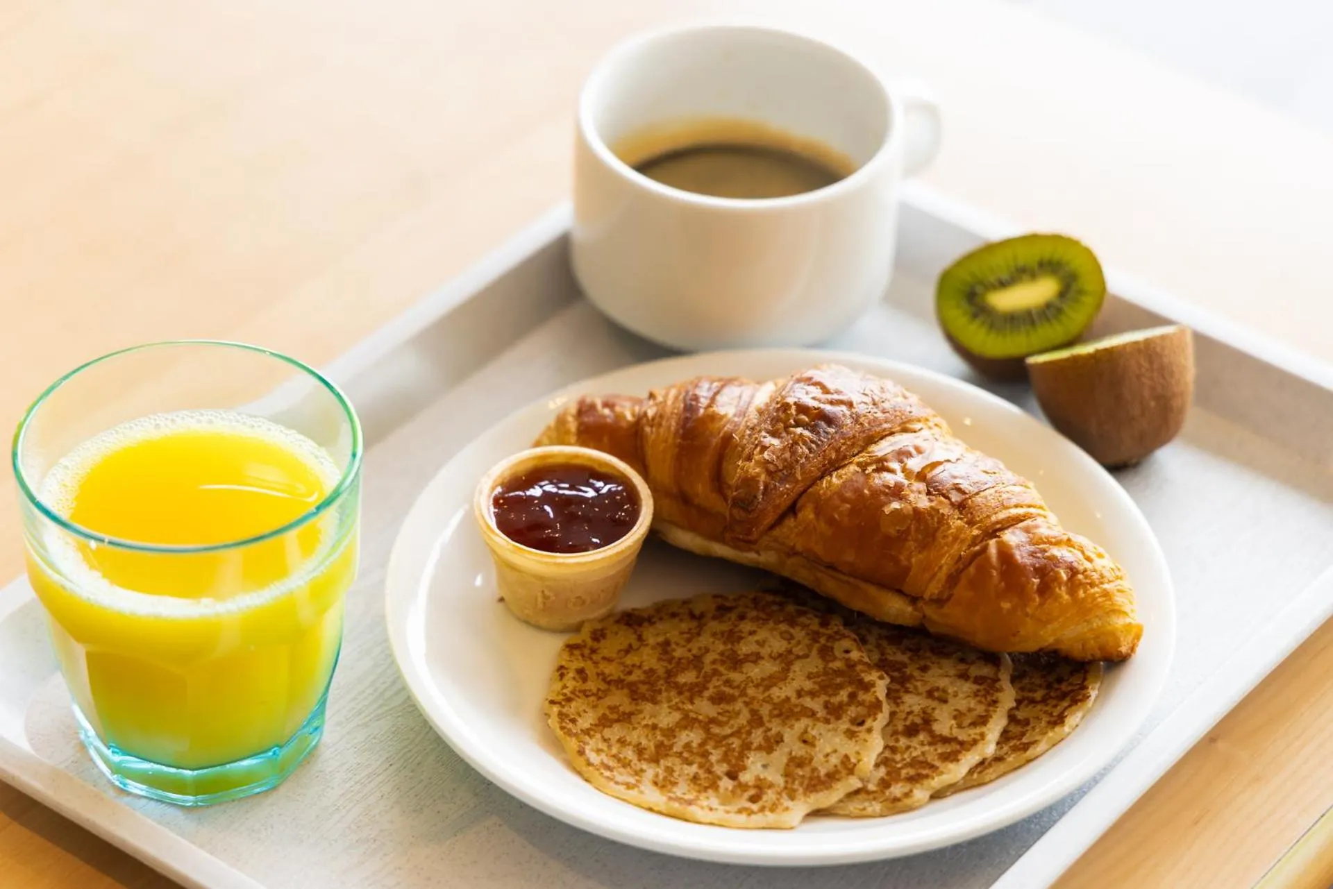 Food and drinks in ibis budget Tours Nord