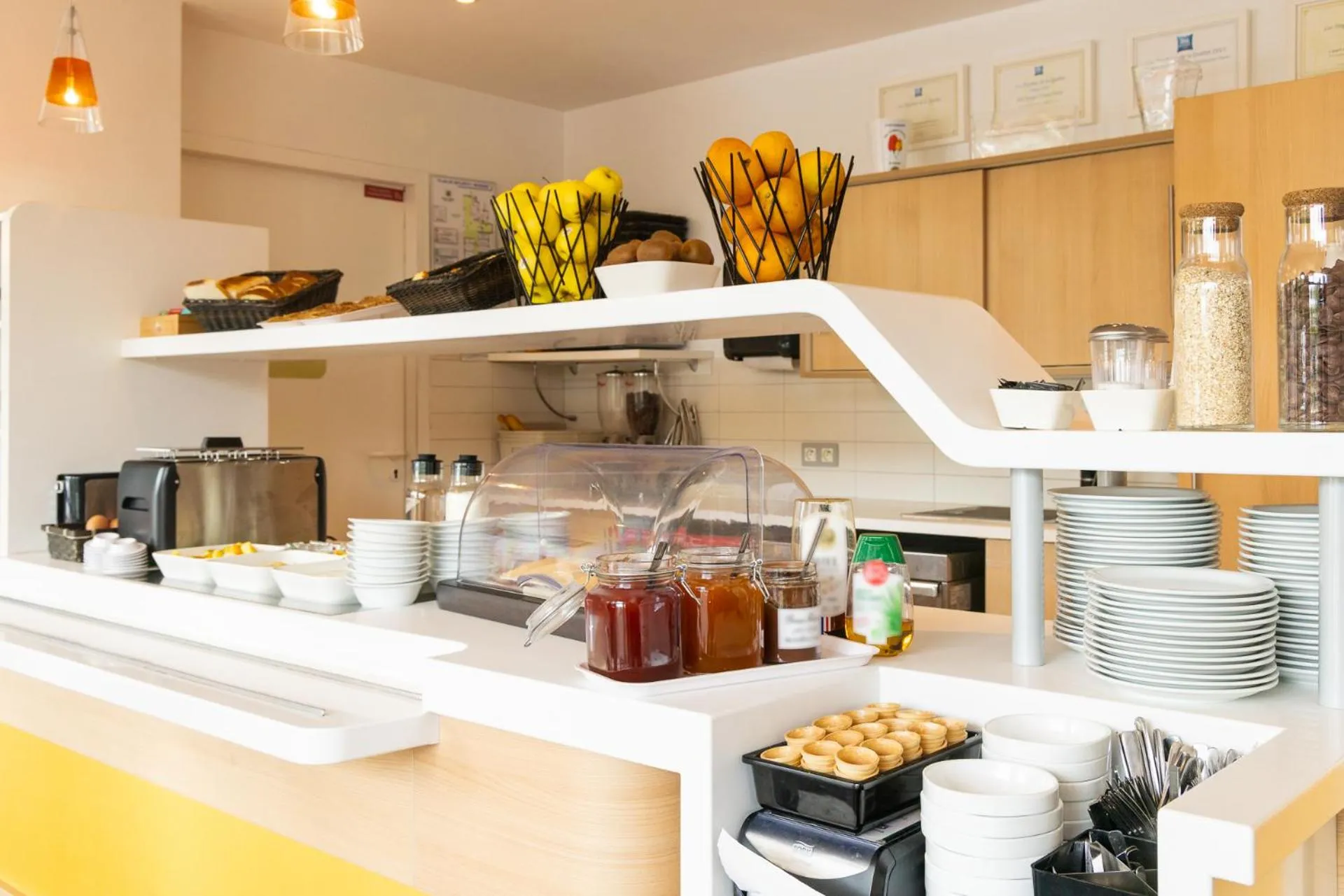 Food and drinks in ibis budget Tours Nord