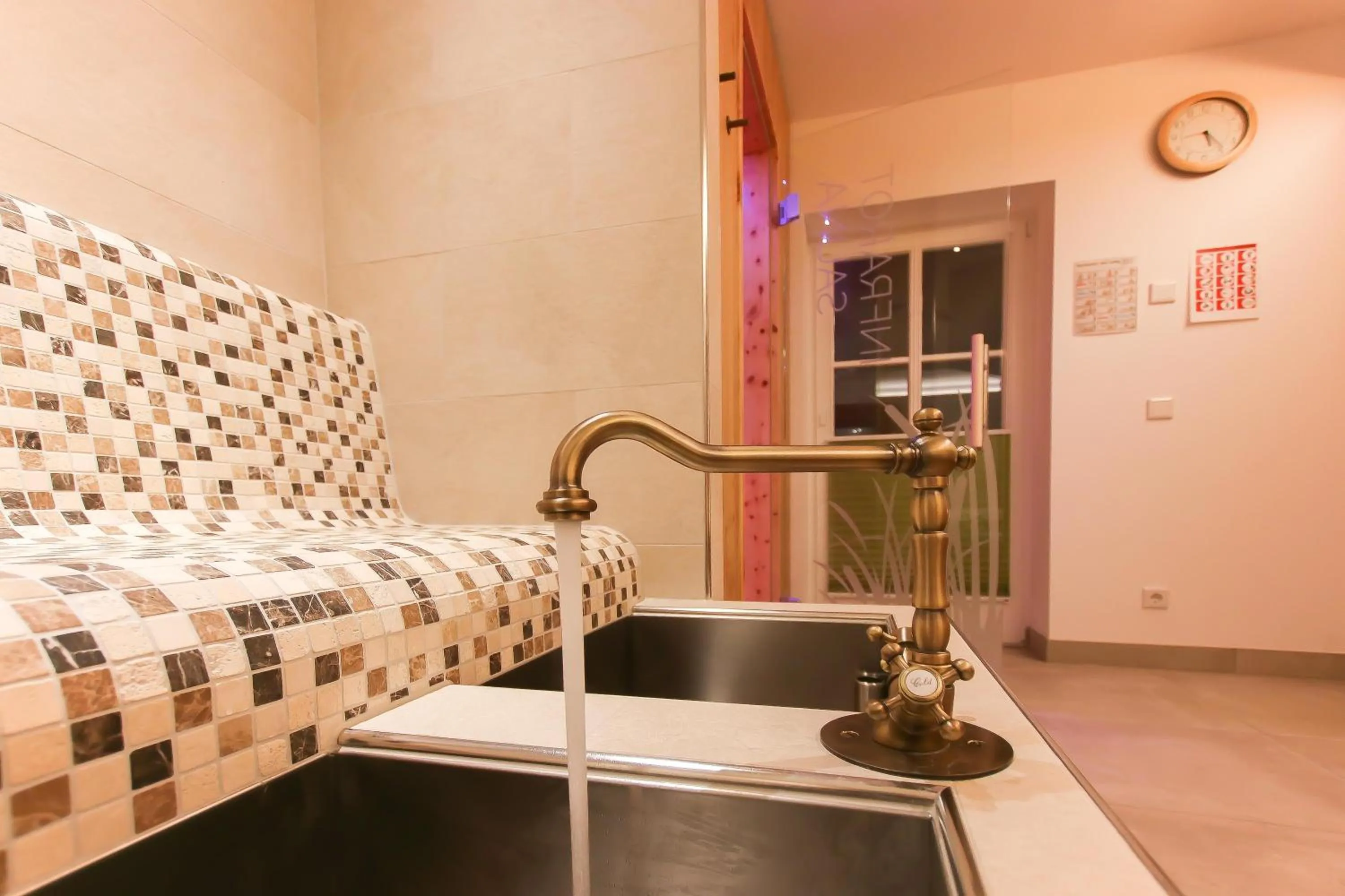 Sauna, Bed in Hotel - Wirts'haus "Zum Schweizer"