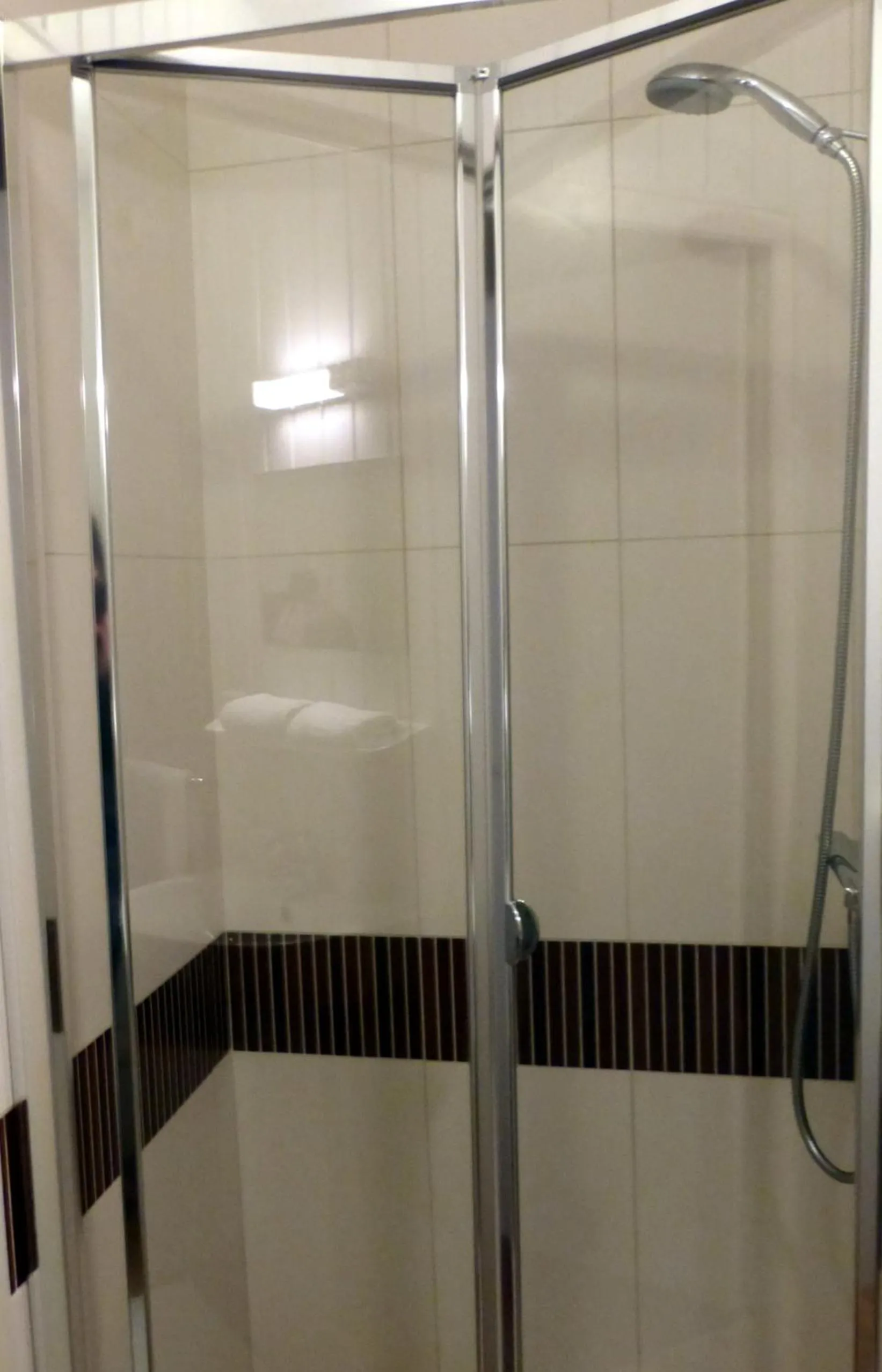 Shower in Hotel De France