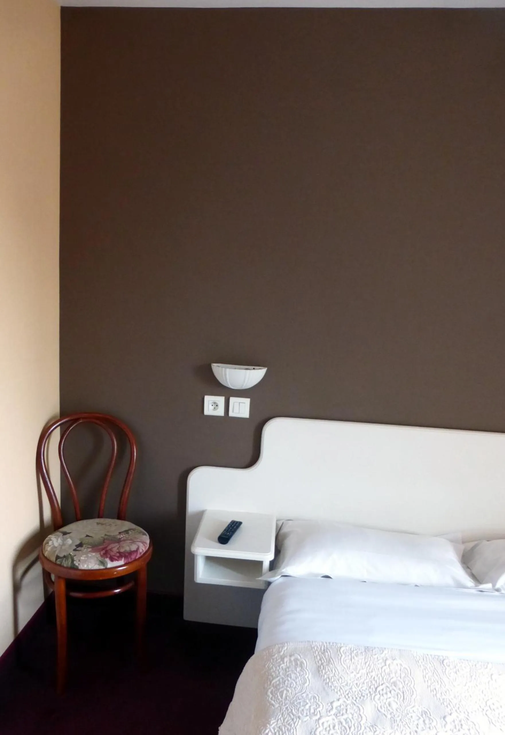 Bedroom, Bed in Hotel De France