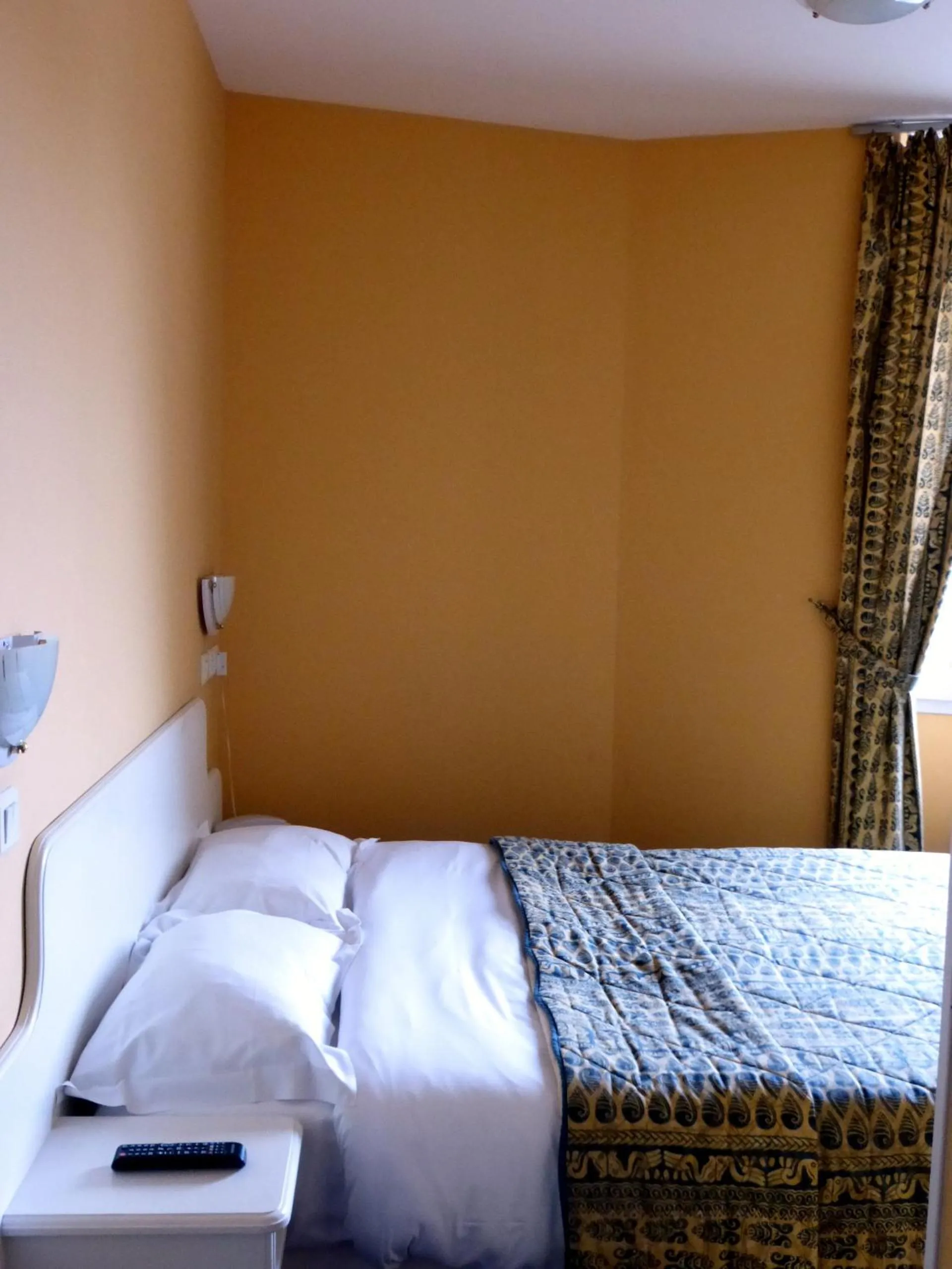 Bed in Hotel De France