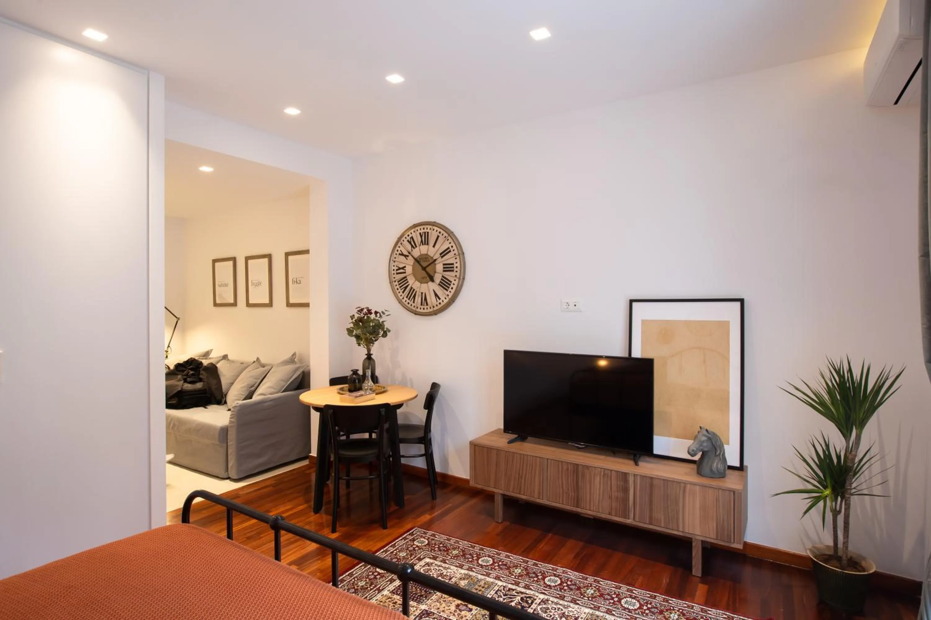 TV and multimedia in Phaedrus Living: City Centre Luxury Flat Mavromichali