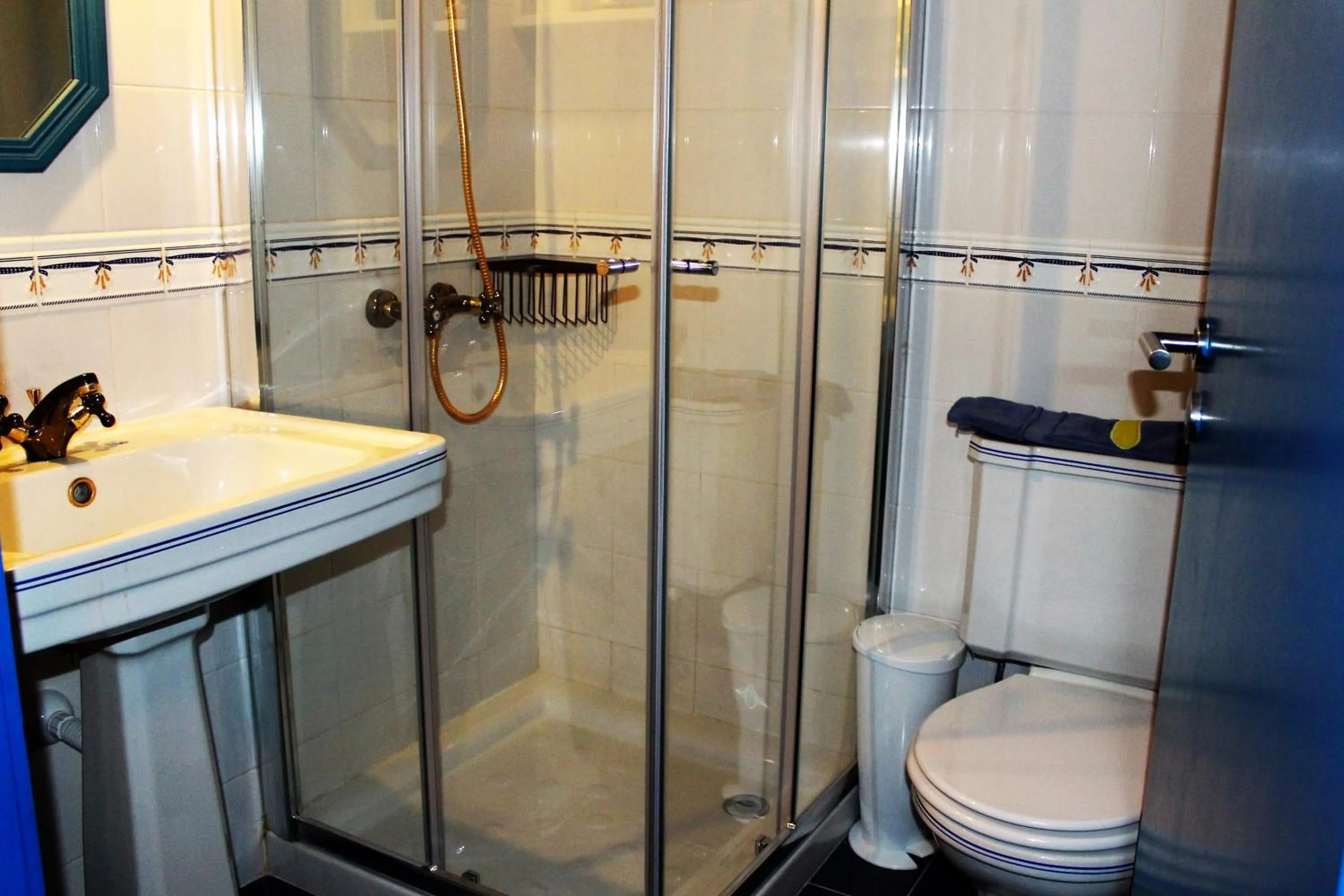 Toilet in Quintinha D`Arga