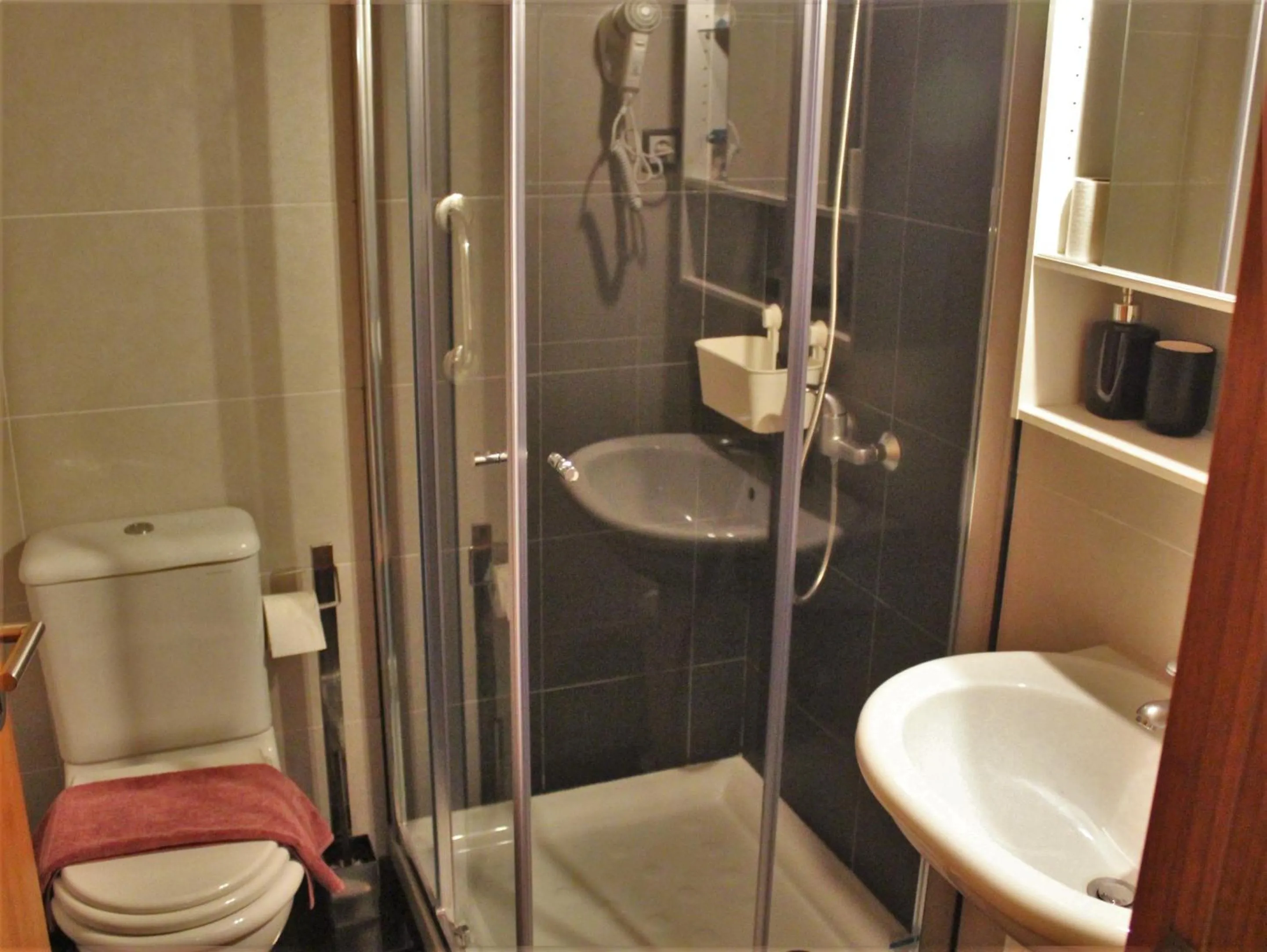 Toilet in Quintinha D`Arga