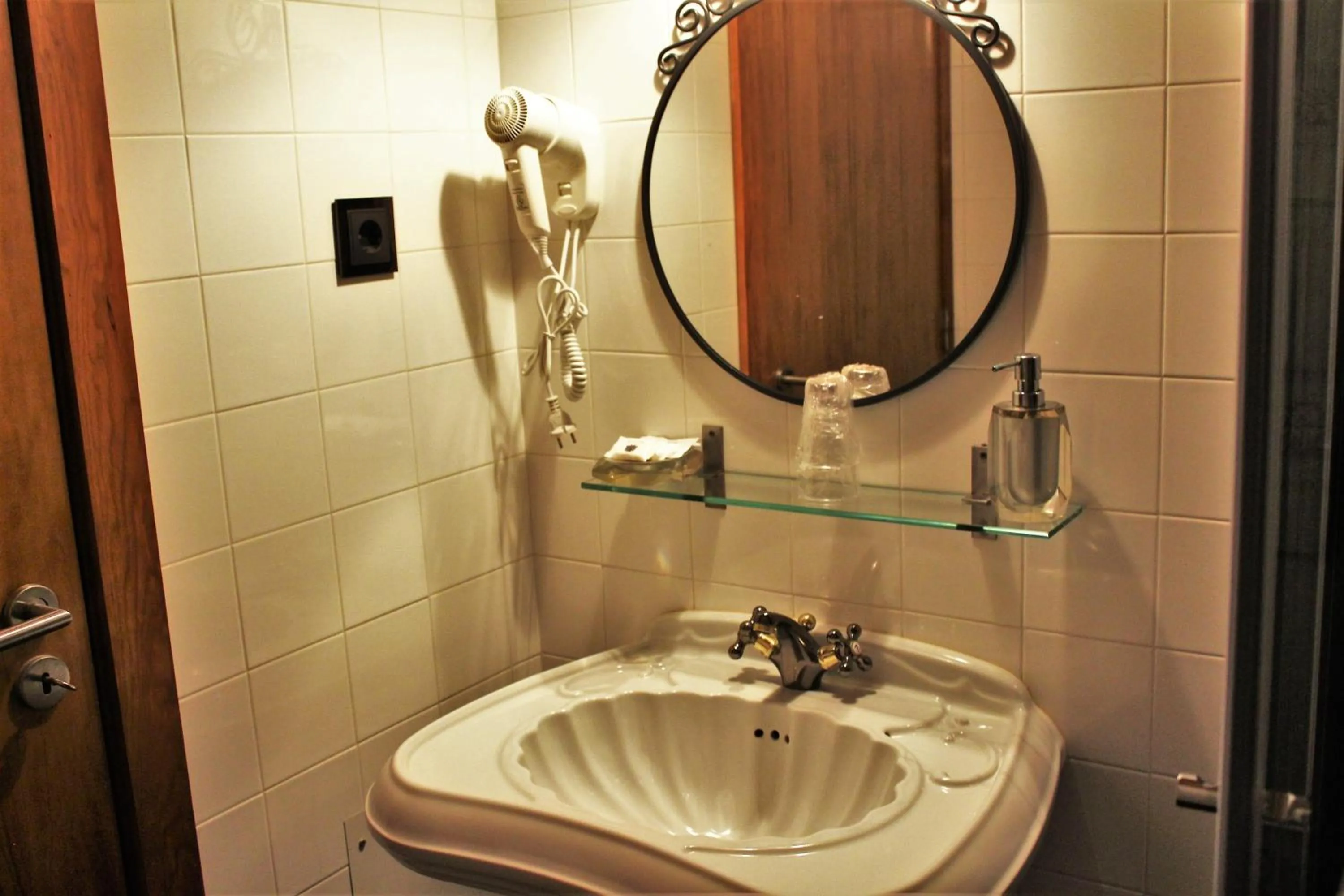 Toilet in Quintinha D`Arga