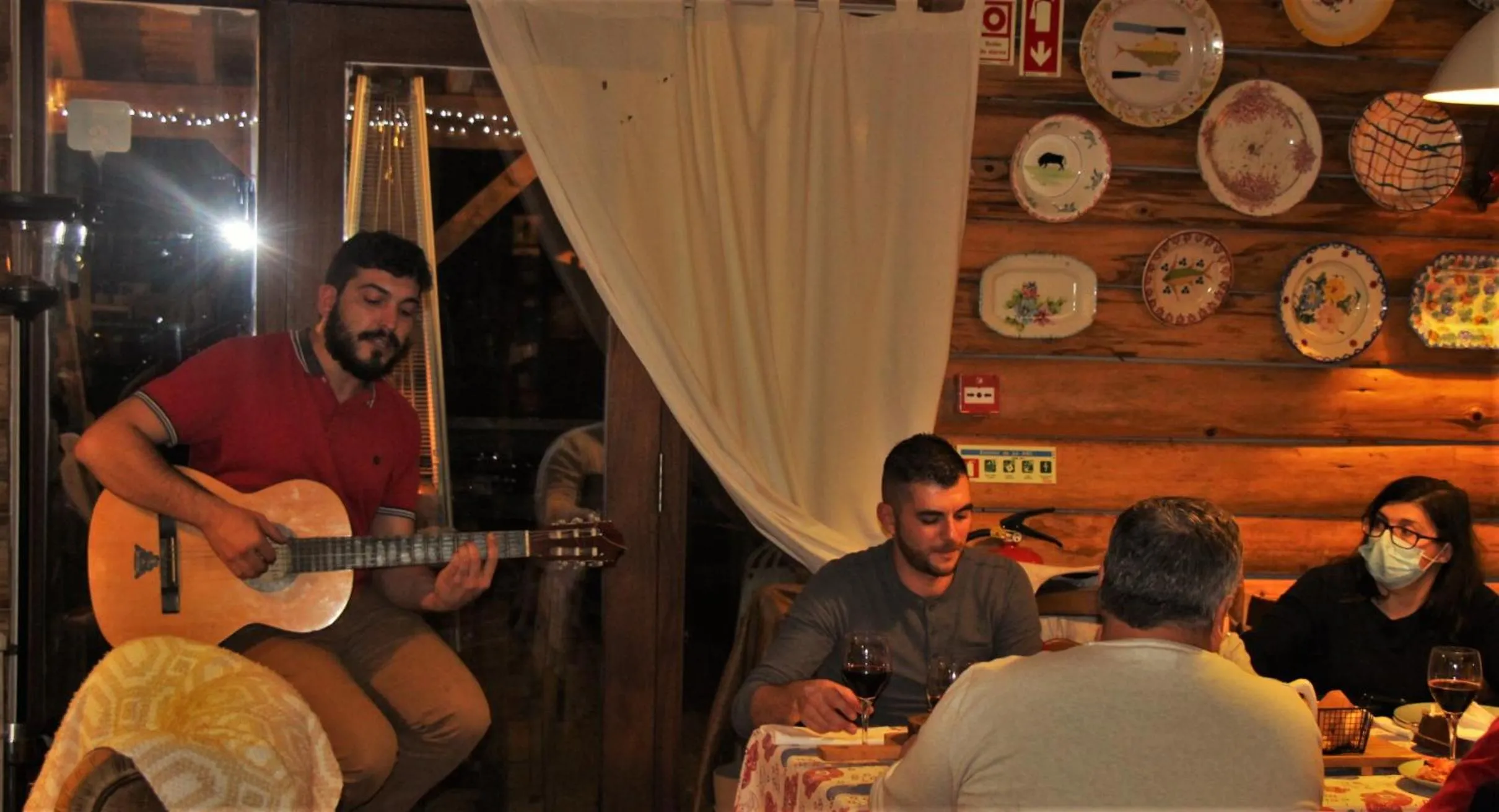 Evening entertainment in Quintinha D`Arga