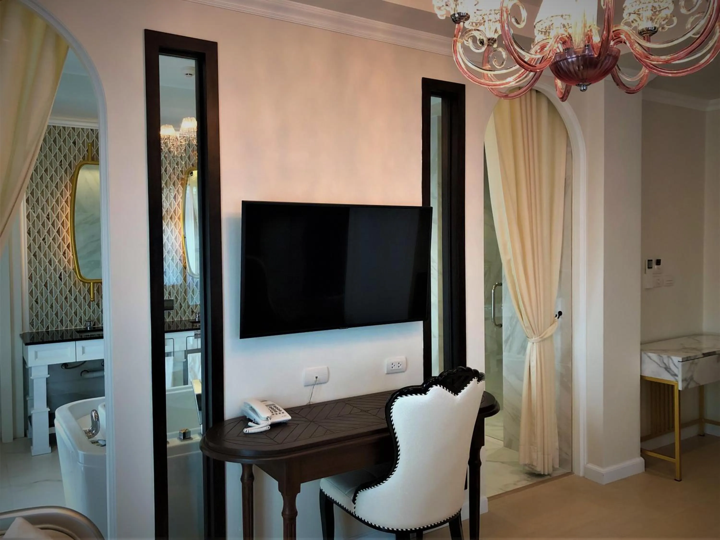 TV and multimedia in Nanta Glam CM Hotel & Residences