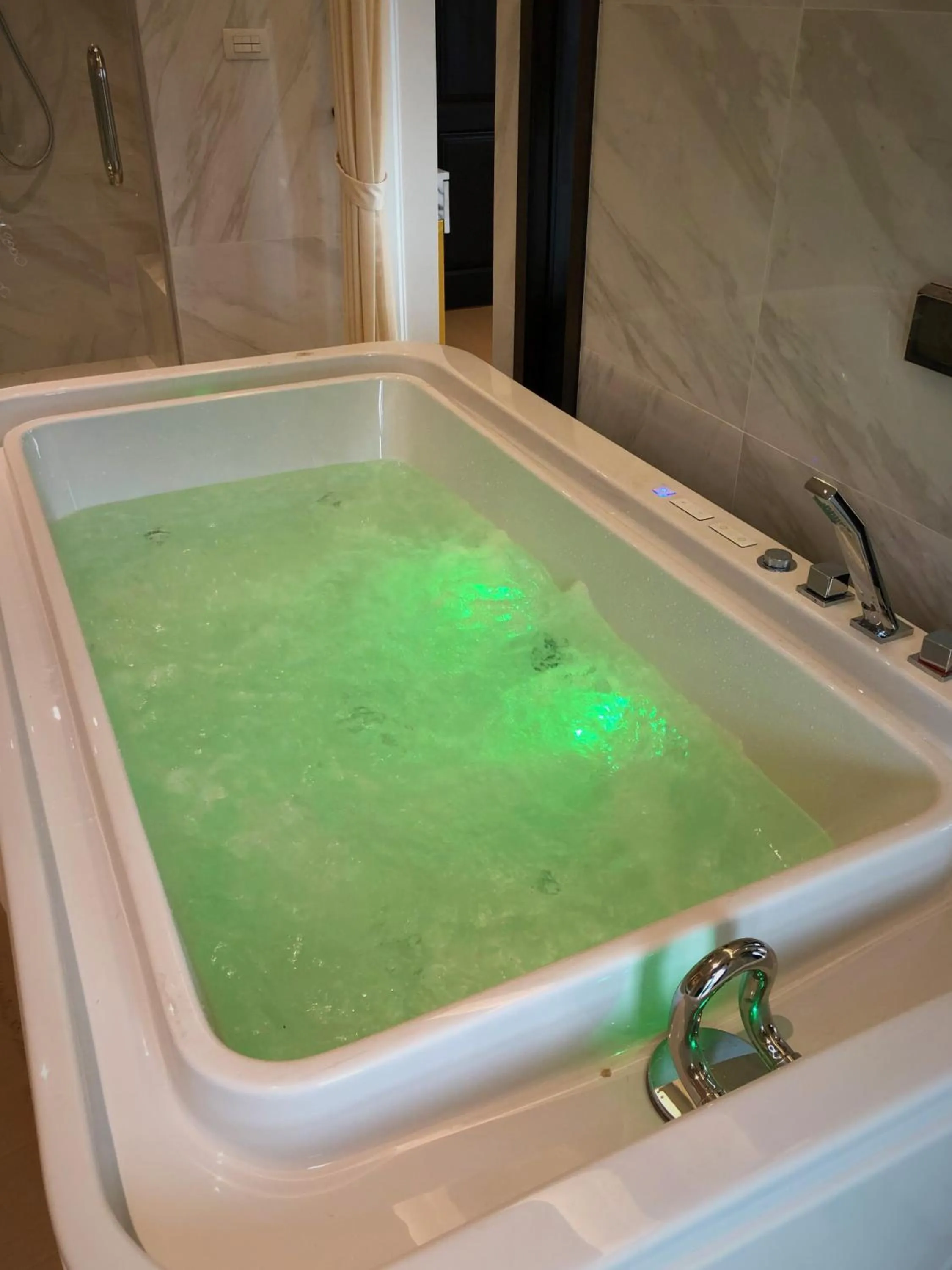 Hot Tub in Nanta Glam CM Hotel & Residences