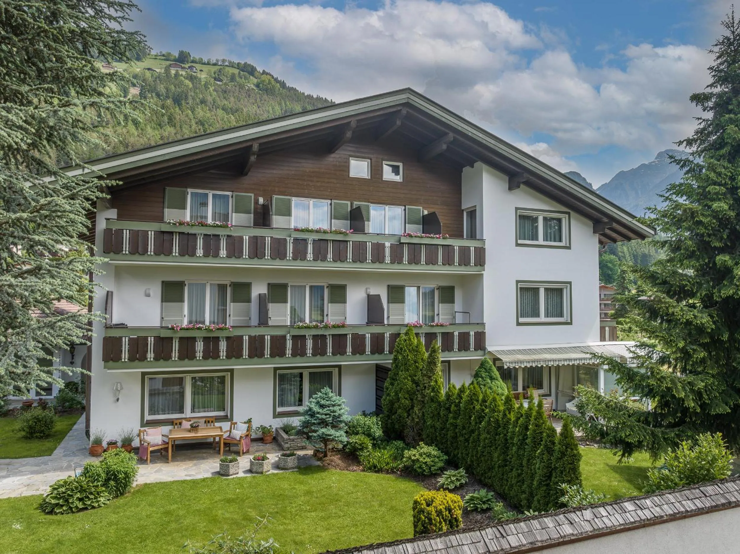 Garden view in Garni Zimmerhofer