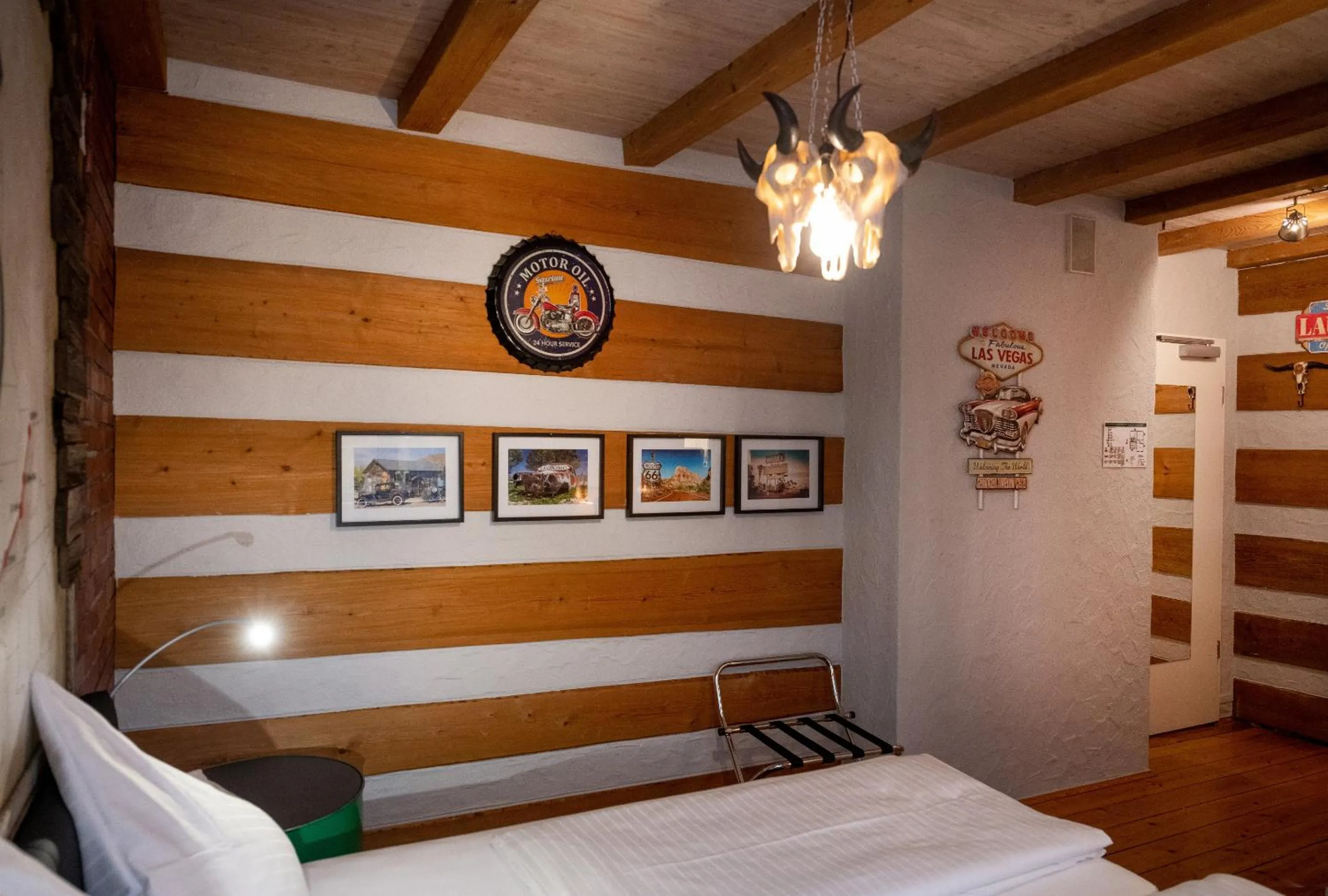 Bedroom, Bed in Motorworld Inn