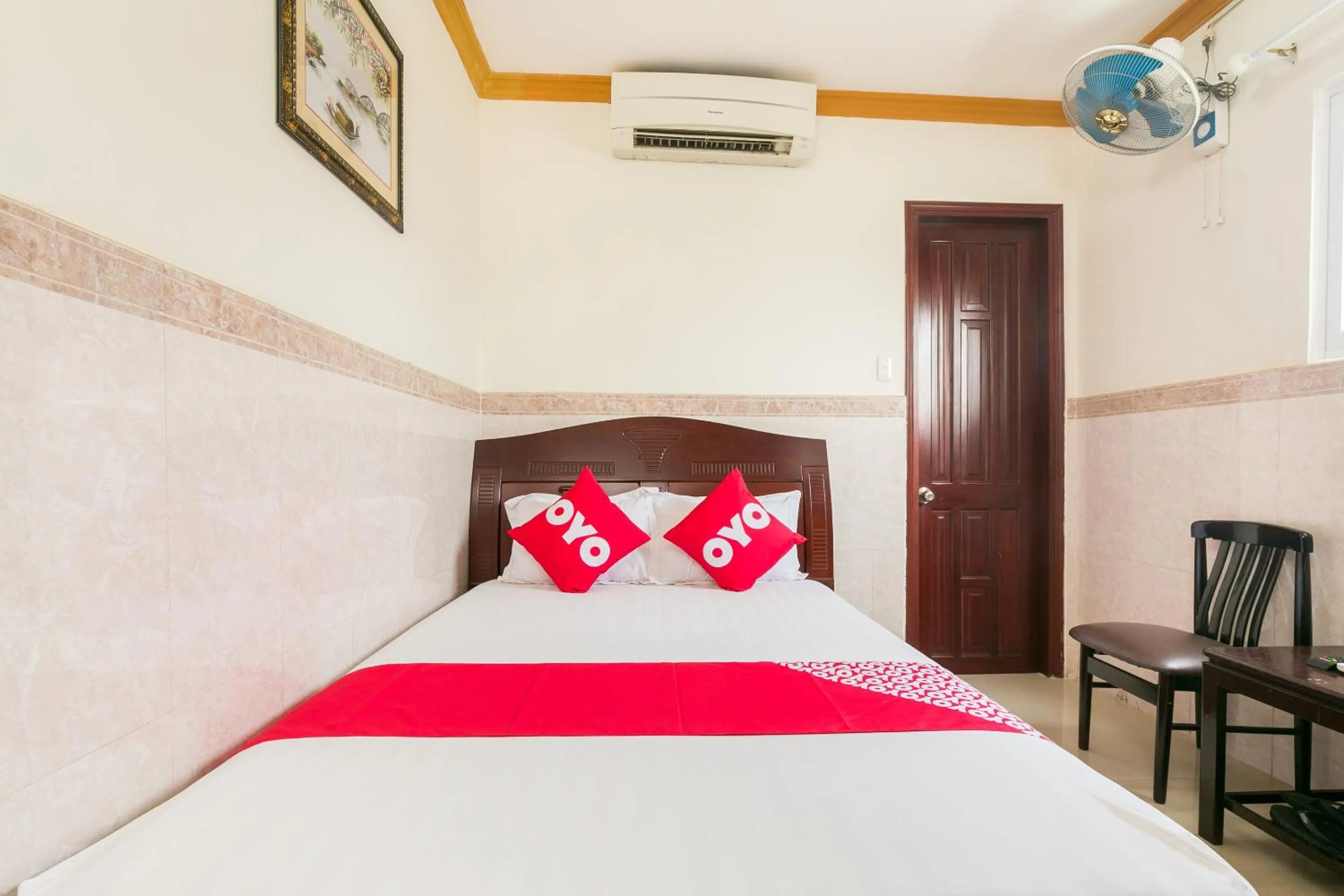 Bedroom, Bed in NGAN HA Hotel