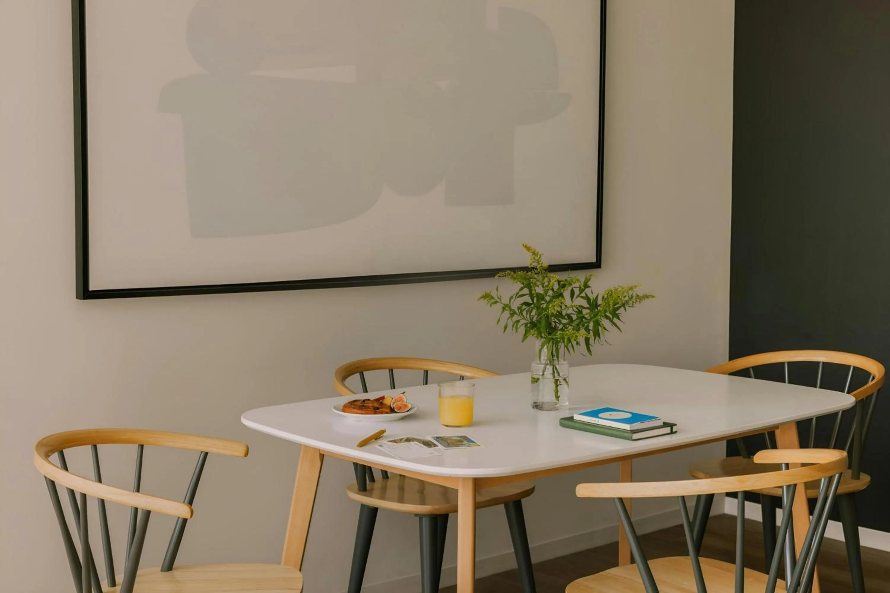 Photo of the whole room in Sonder by Marriott Bonvoy South Wabash Apartments South Loop