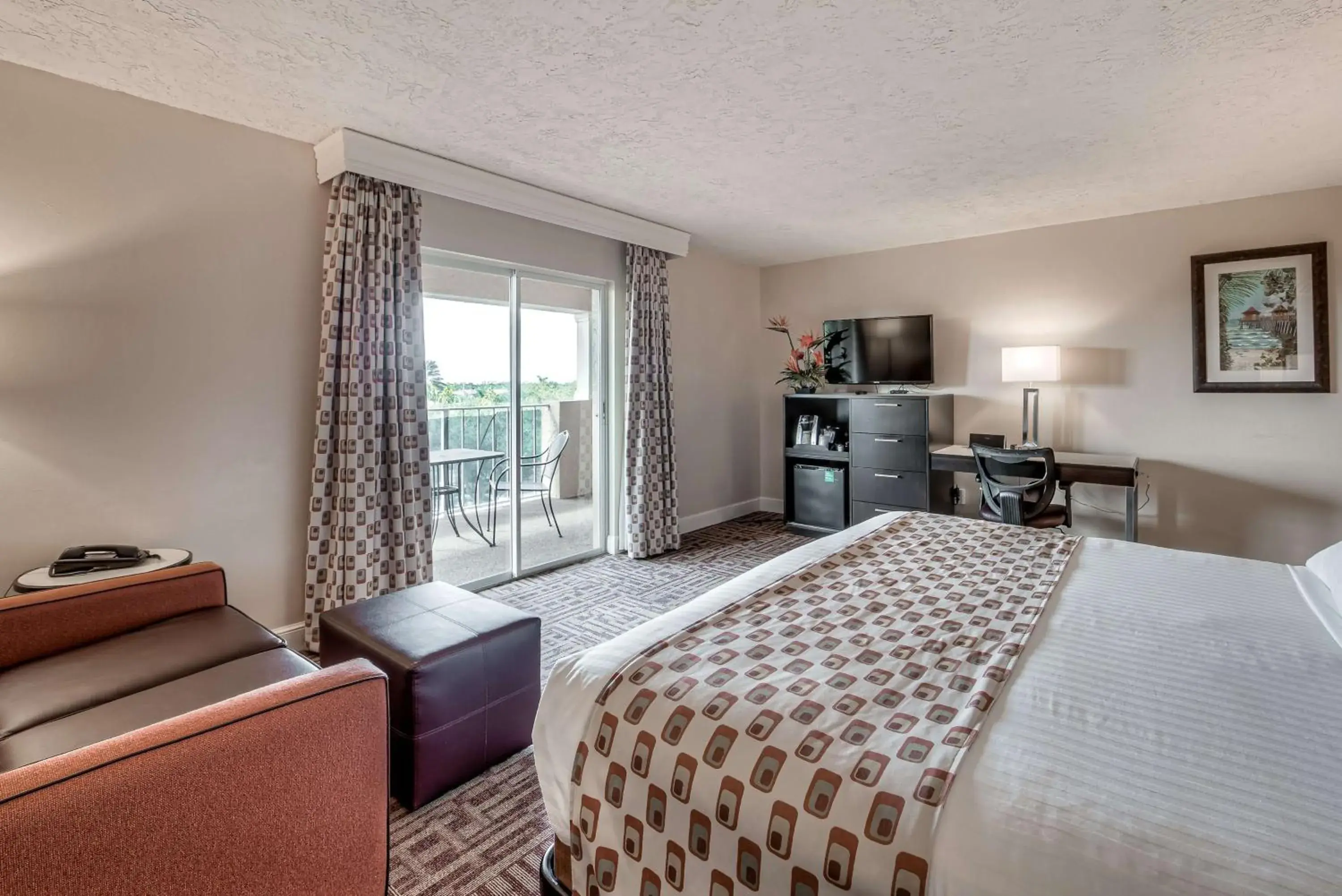 TV and multimedia, Bed in Inn of Naples, Tapestry Collection by Hilton TV and multimedia, Bed in Inn of Naples, Tapestry Collection by Hilton
