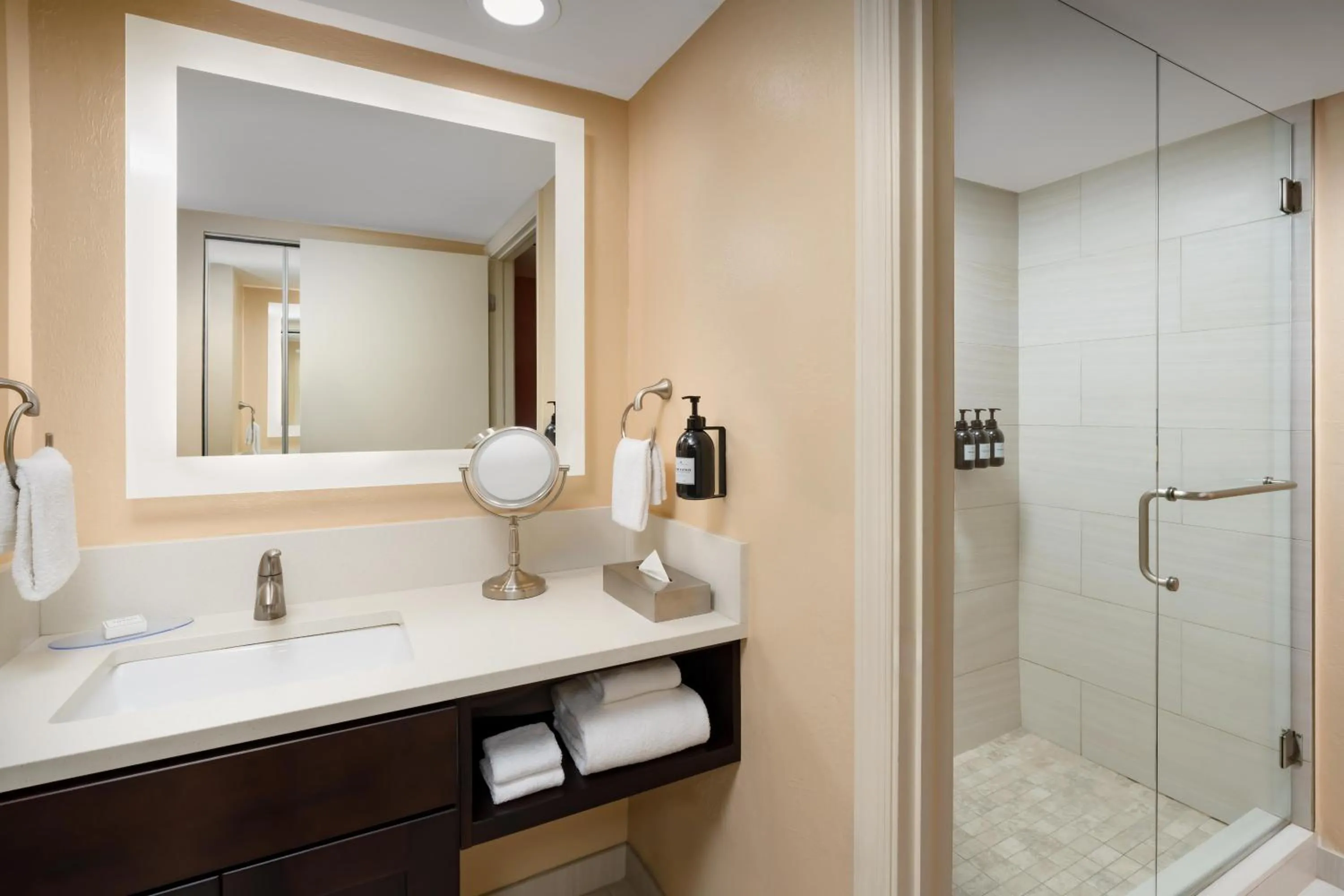 Bathroom in Inn of Naples, Tapestry Collection by Hilton