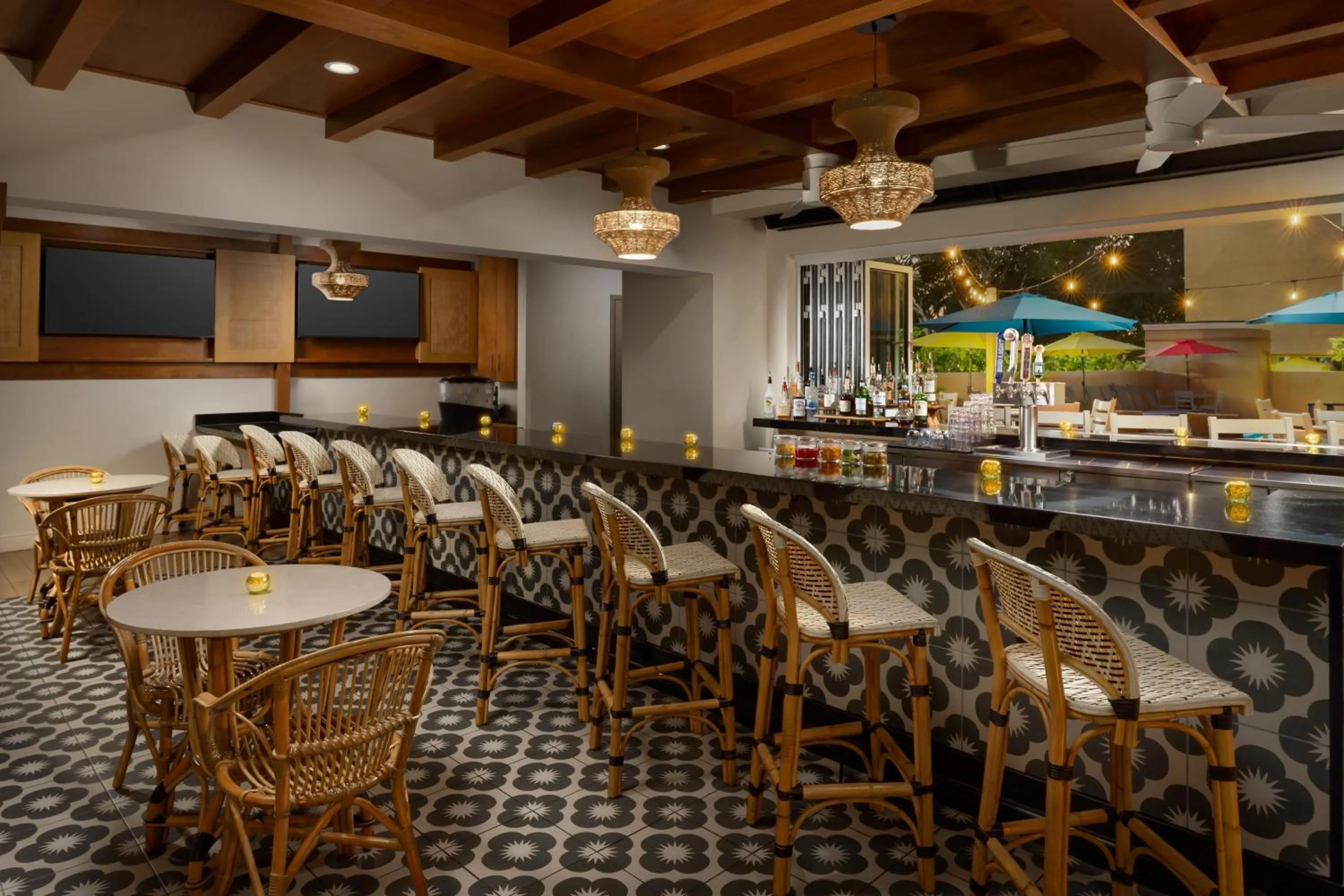 Lounge or bar in Inn of Naples, Tapestry Collection by Hilton