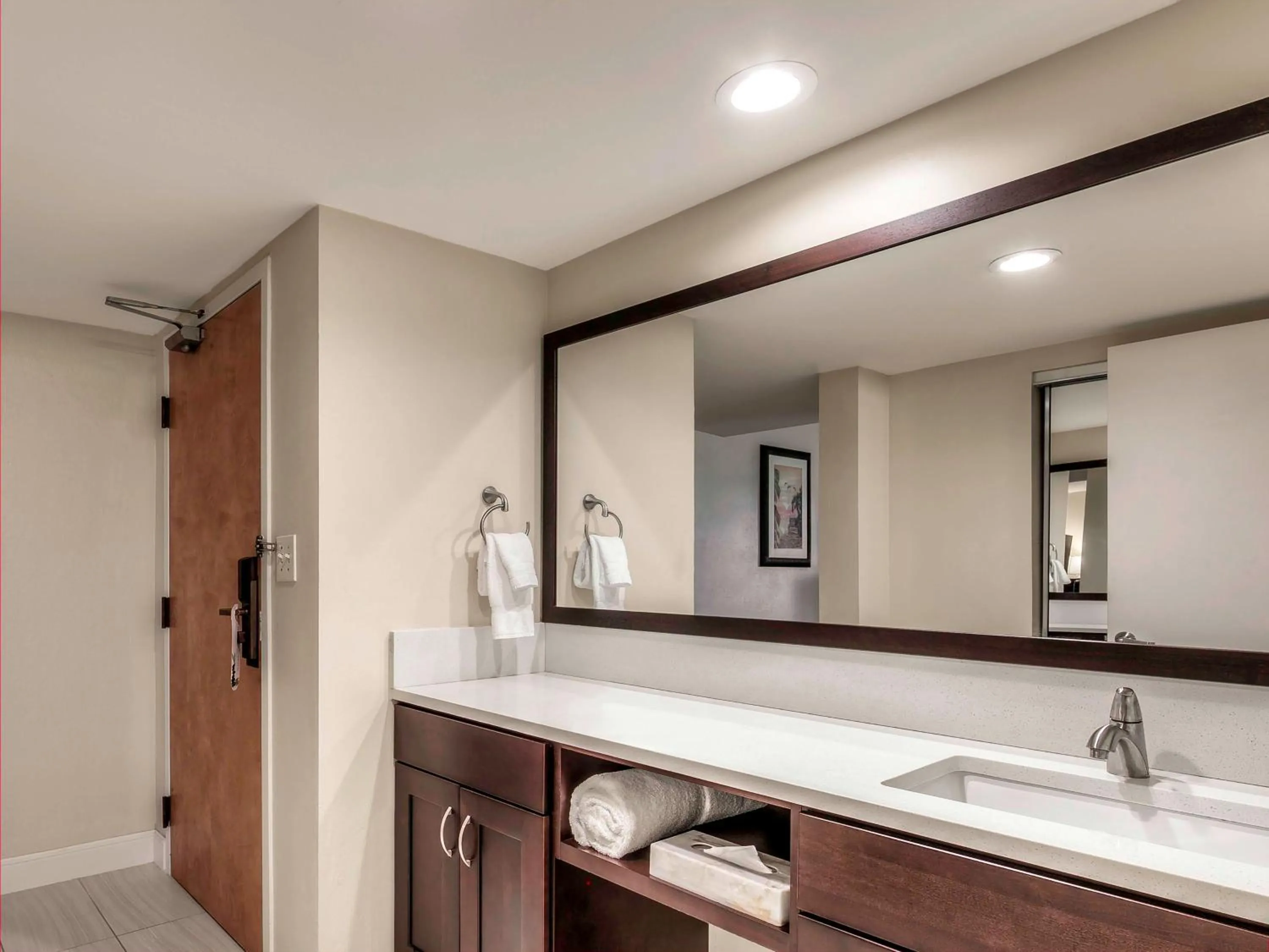 Bathroom in Inn of Naples, Tapestry Collection by Hilton