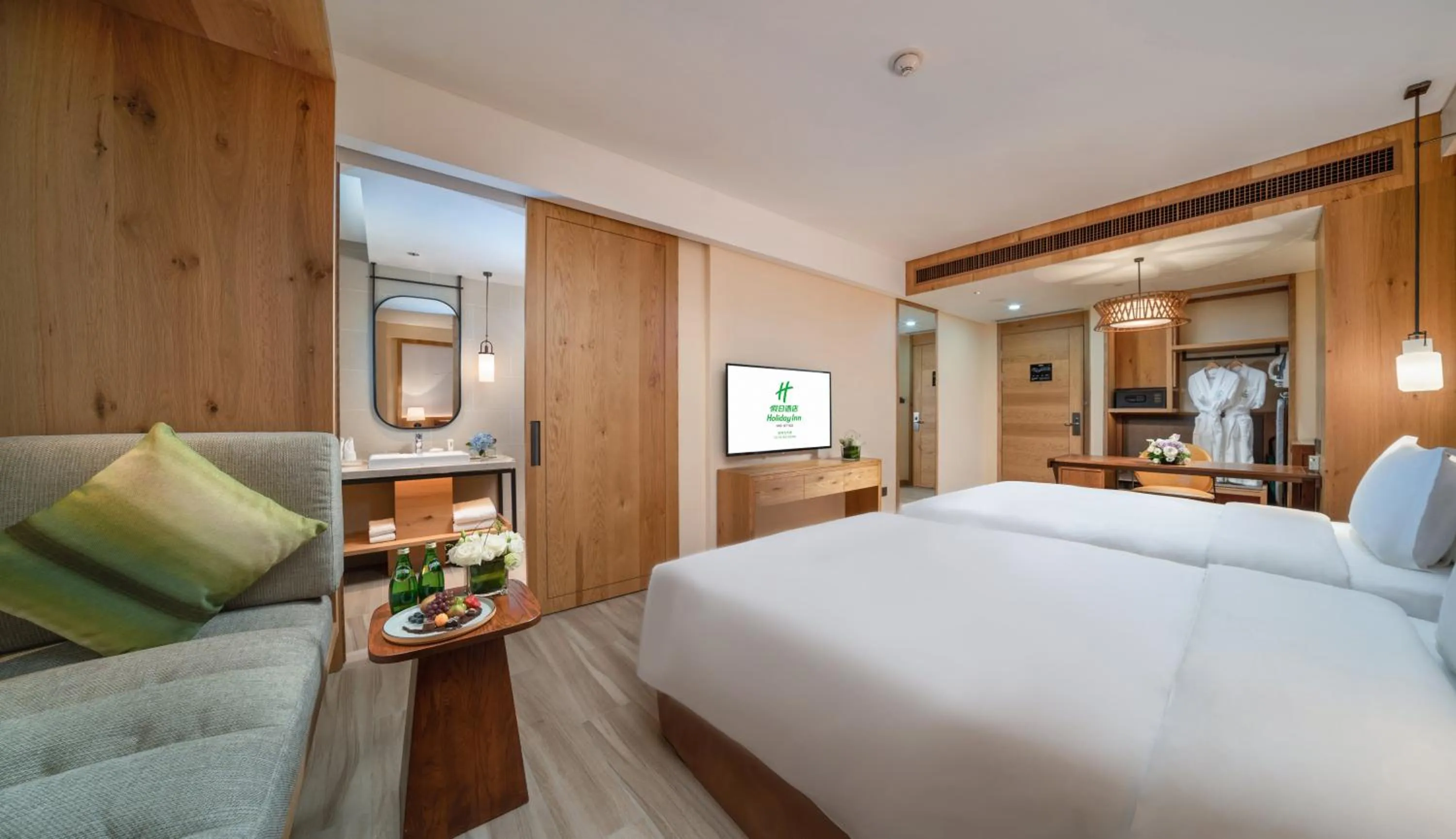 Photo of the whole room, Bed in Holiday Inn Jilin Beidahu by IHG