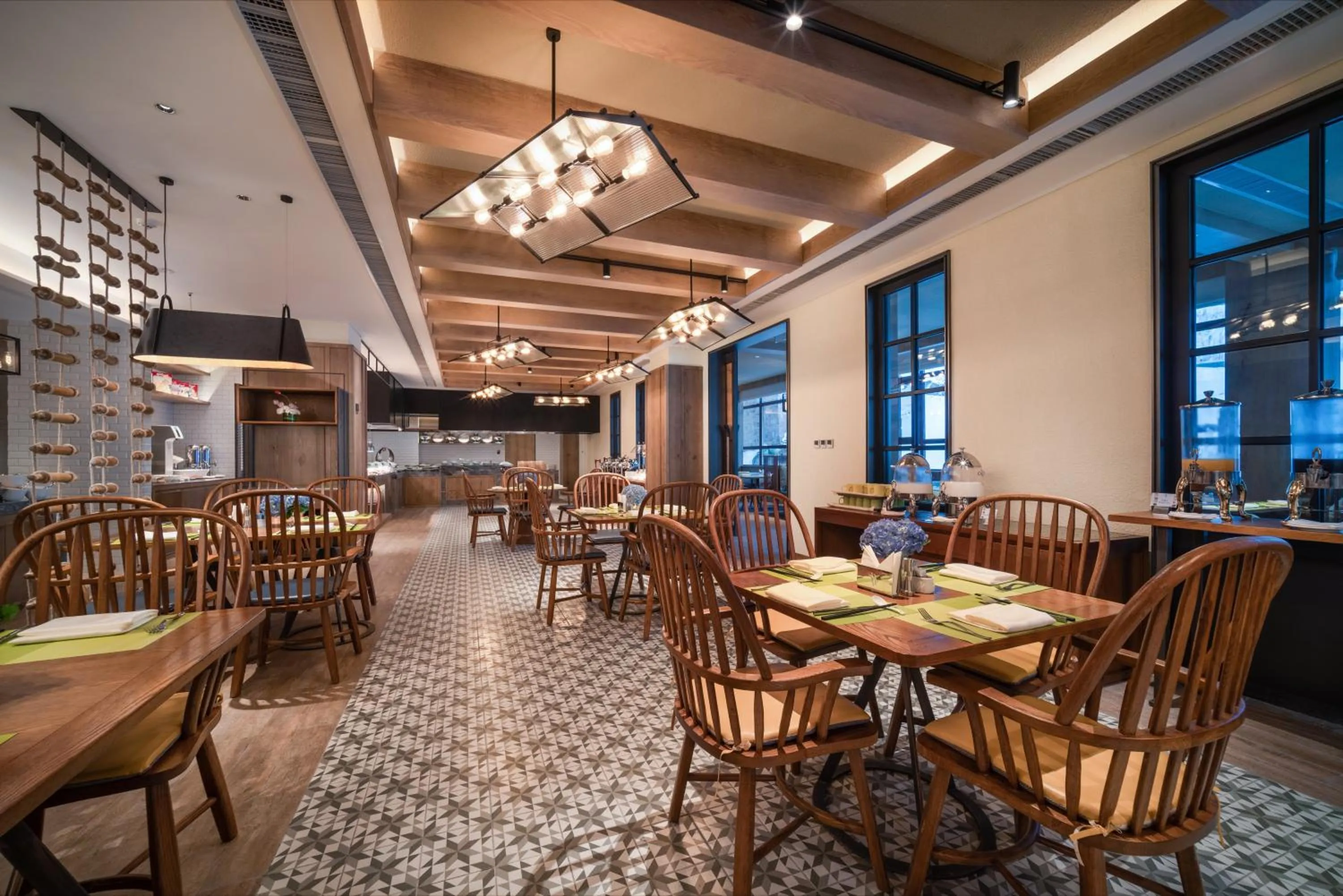 Restaurant/places to eat in Holiday Inn Jilin Beidahu by IHG