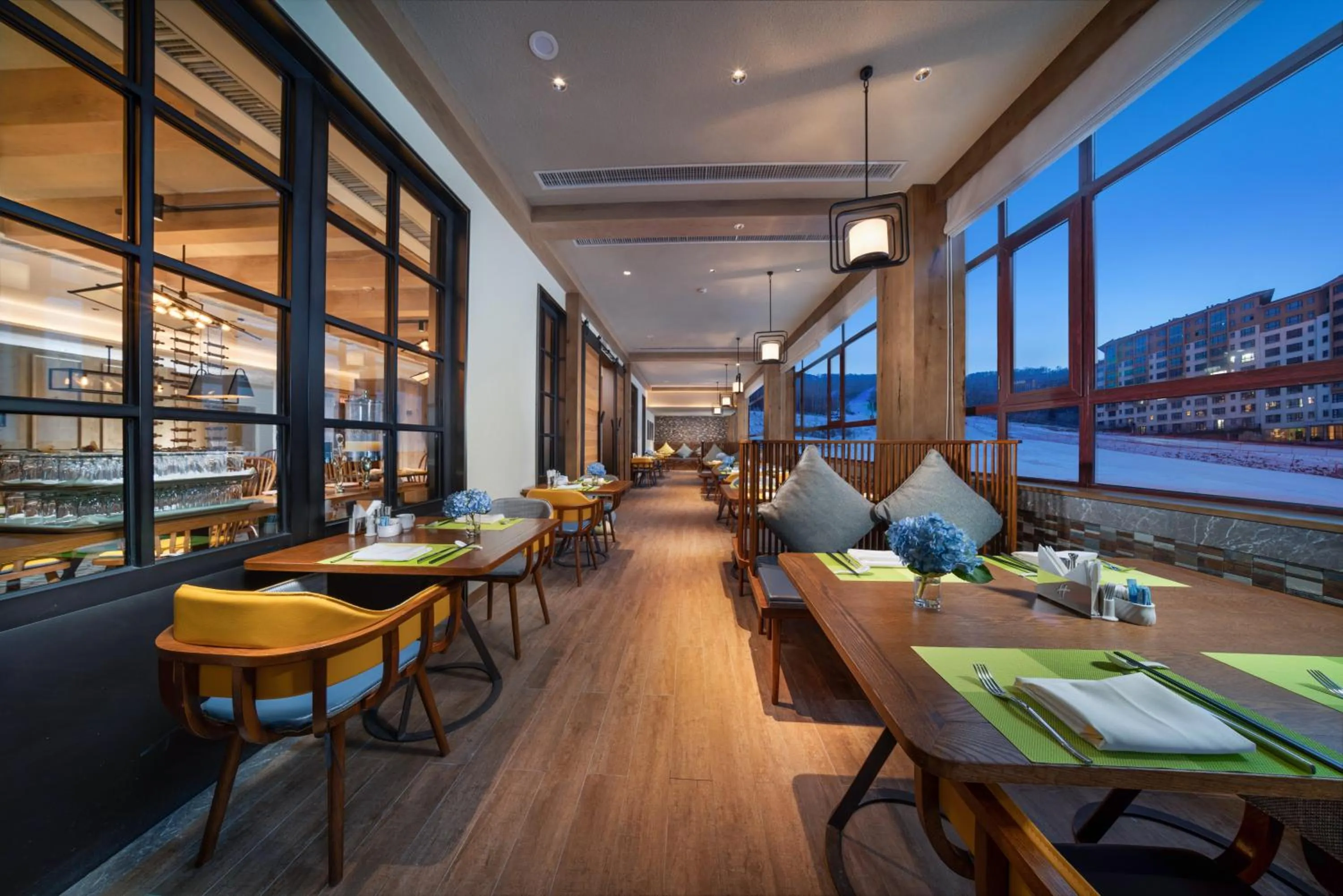 Restaurant/places to eat in Holiday Inn Jilin Beidahu by IHG