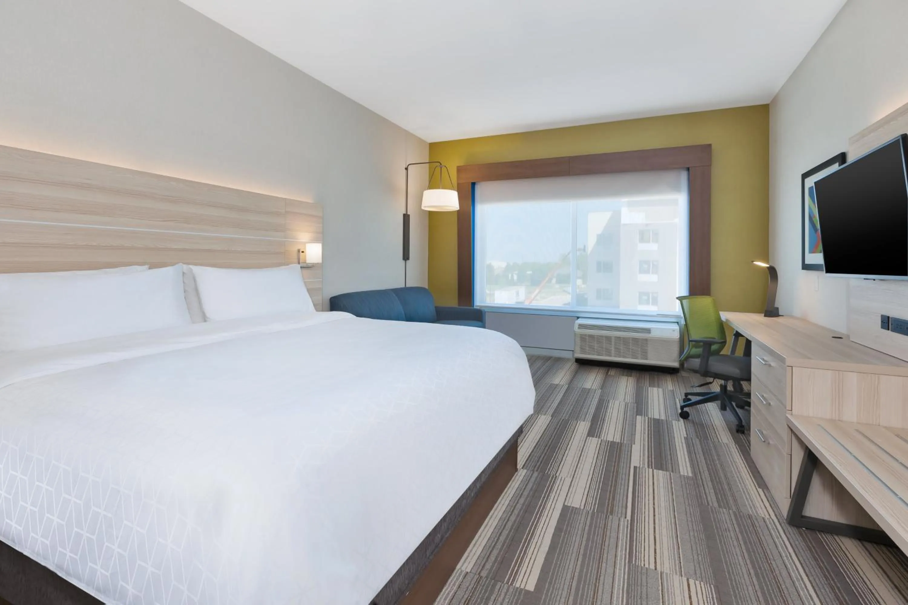 Photo of the whole room, Bed in Holiday Inn Express & Suites - Grand Rapids Airport - South by IHG